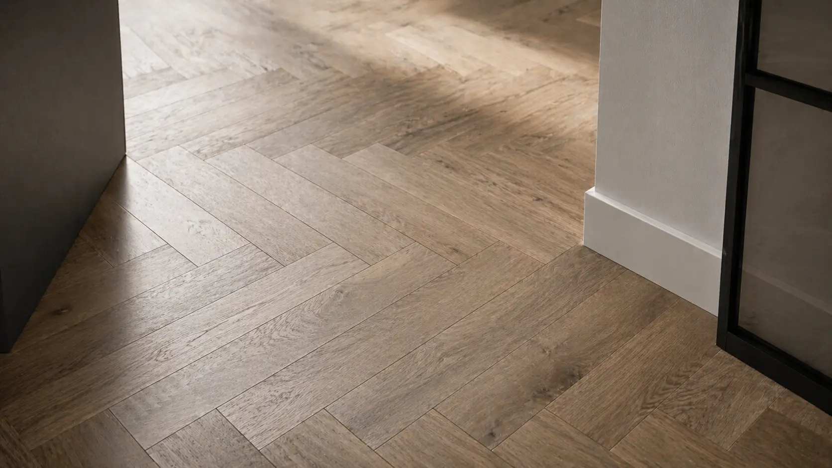 Detal podłogi Quick-Step w układzie jodełki z realistyczną strukturą drewna