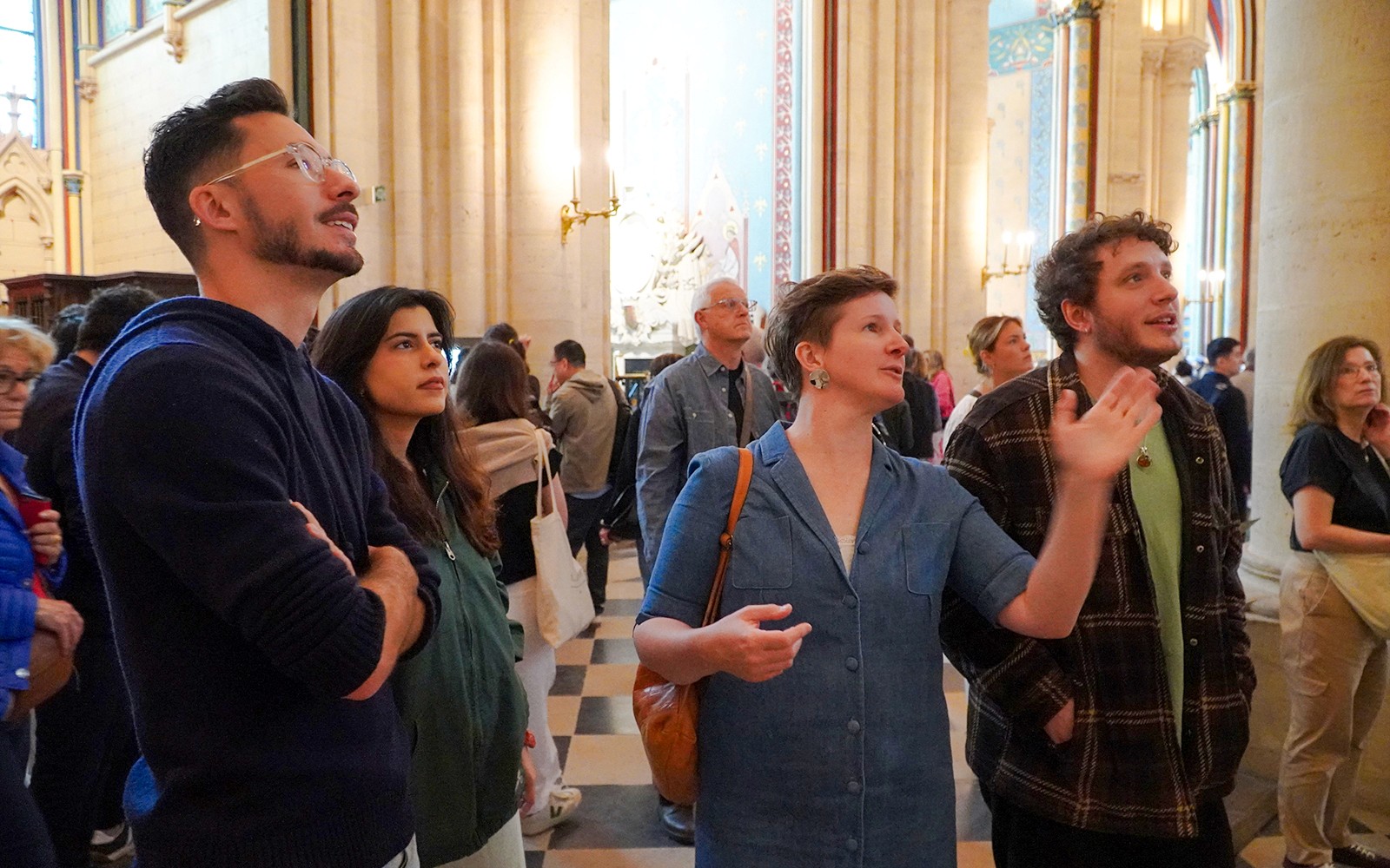 Guide til å forklare interiøret i Notre Dame for turister.