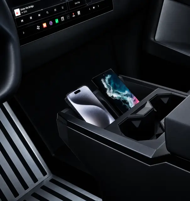 Smartphones no console do carro.