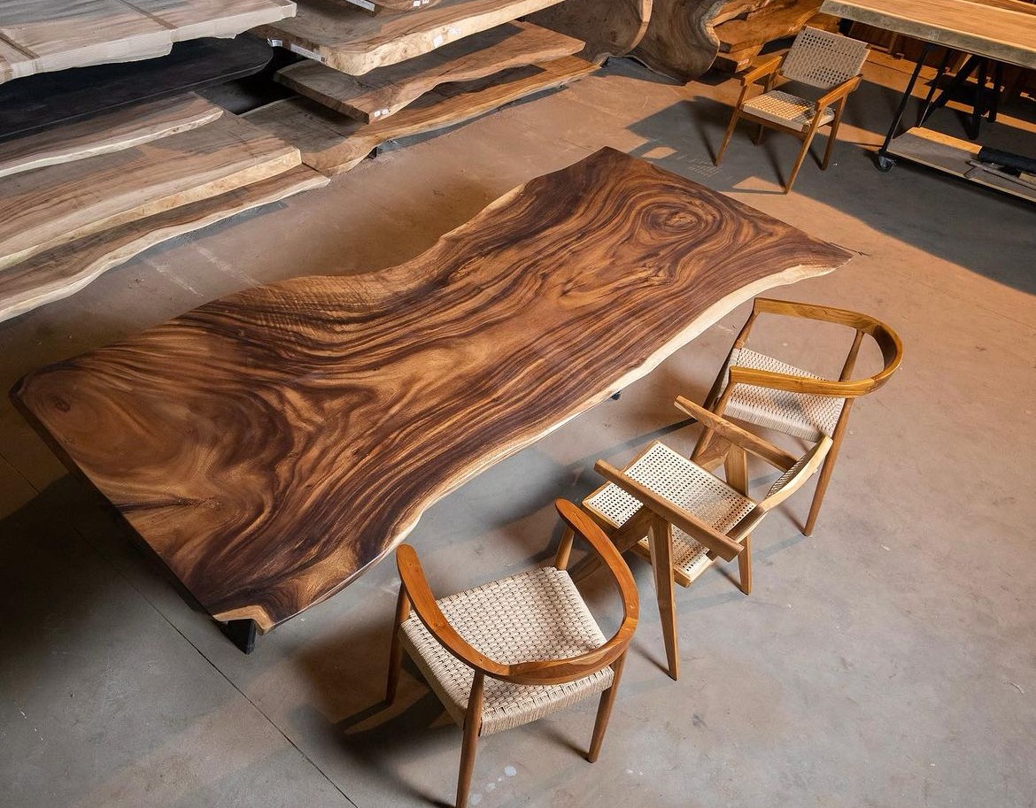 table en bois exotique et chaises