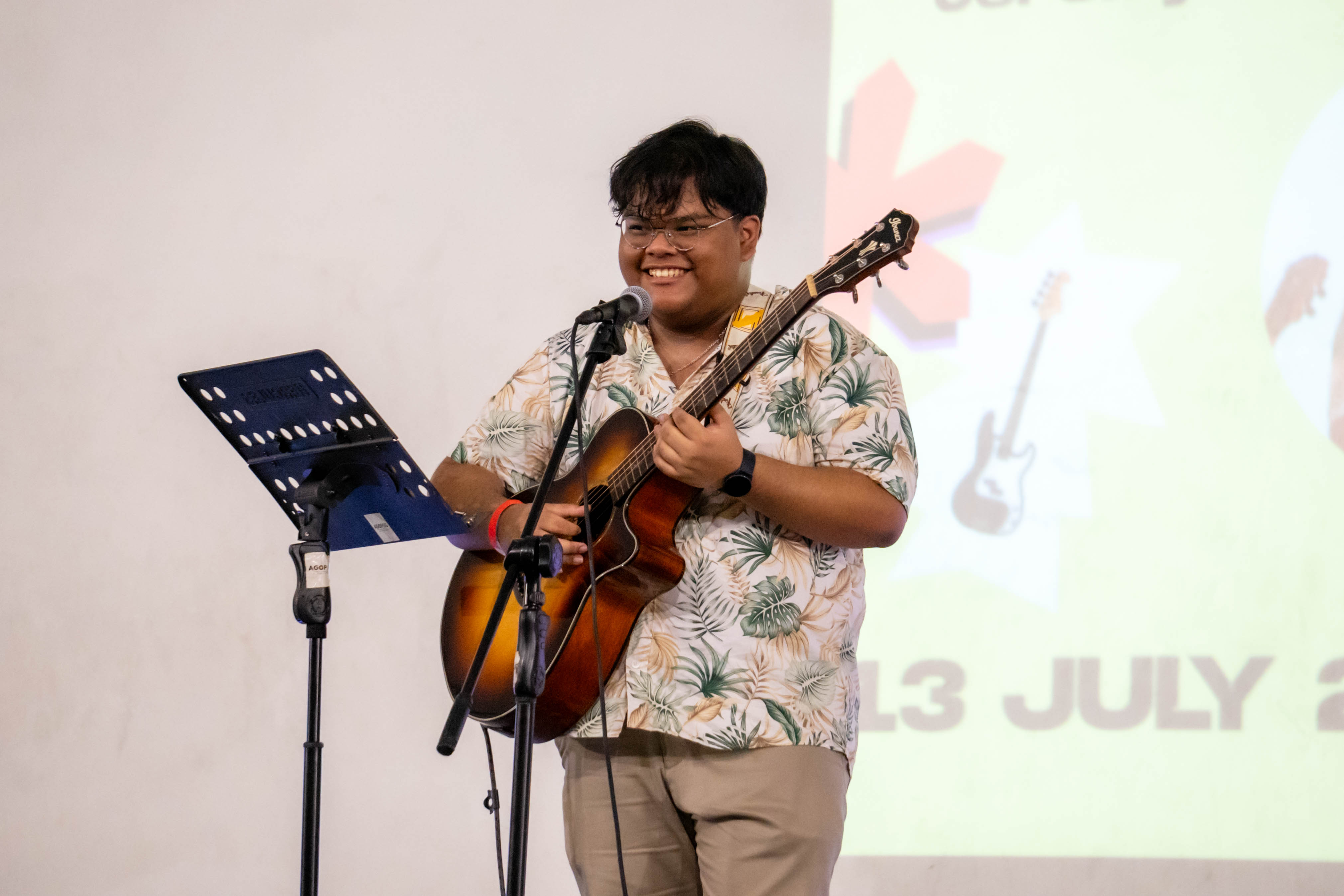 aküma singing with the guitar during the Green Parade