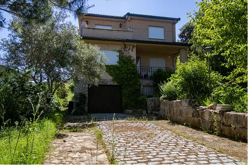 Fachada de chalet unifamiliar
