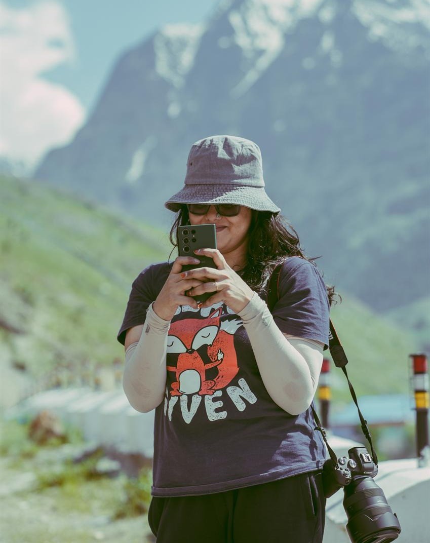 woman in black long sleeve shirt wearing white hat standing on green grass field during daytime
