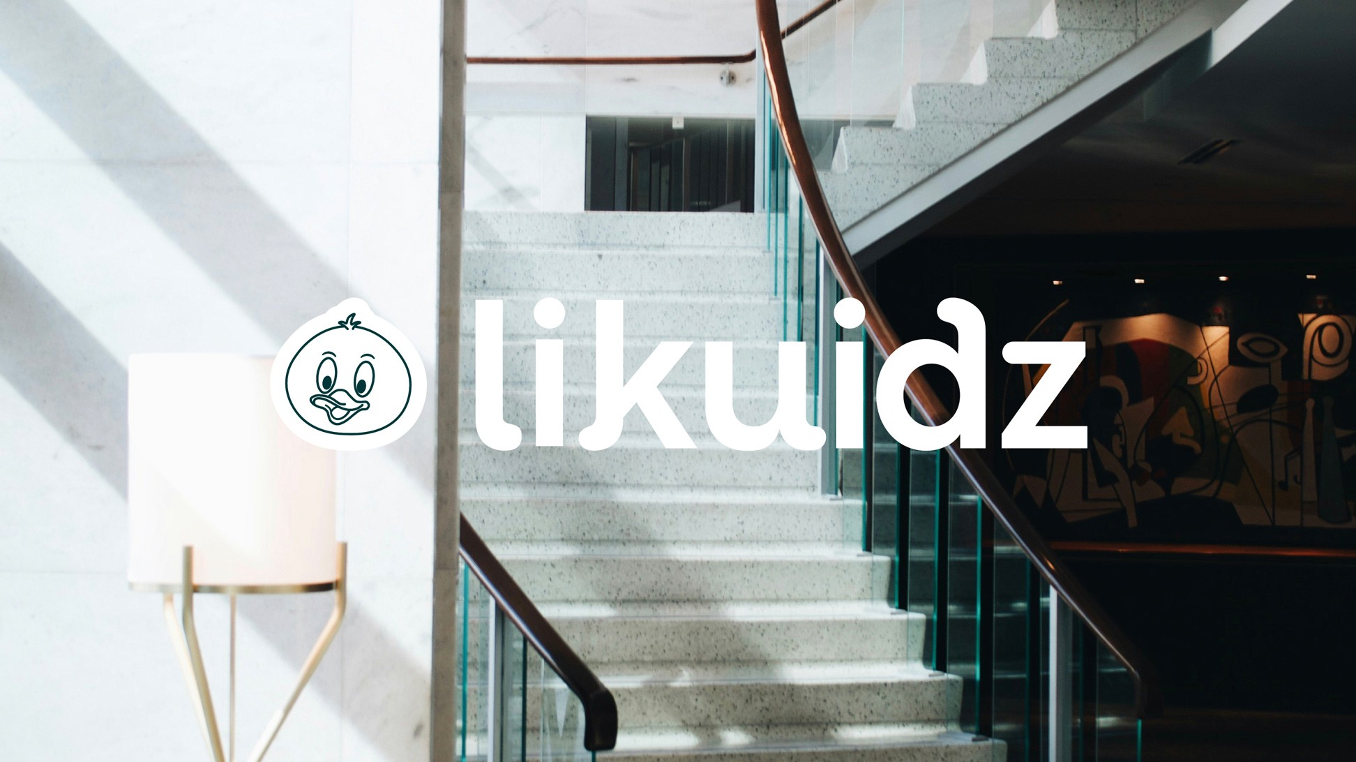 Logo Likuidz sur une photo d'un escalier intérieur d'une maison.
