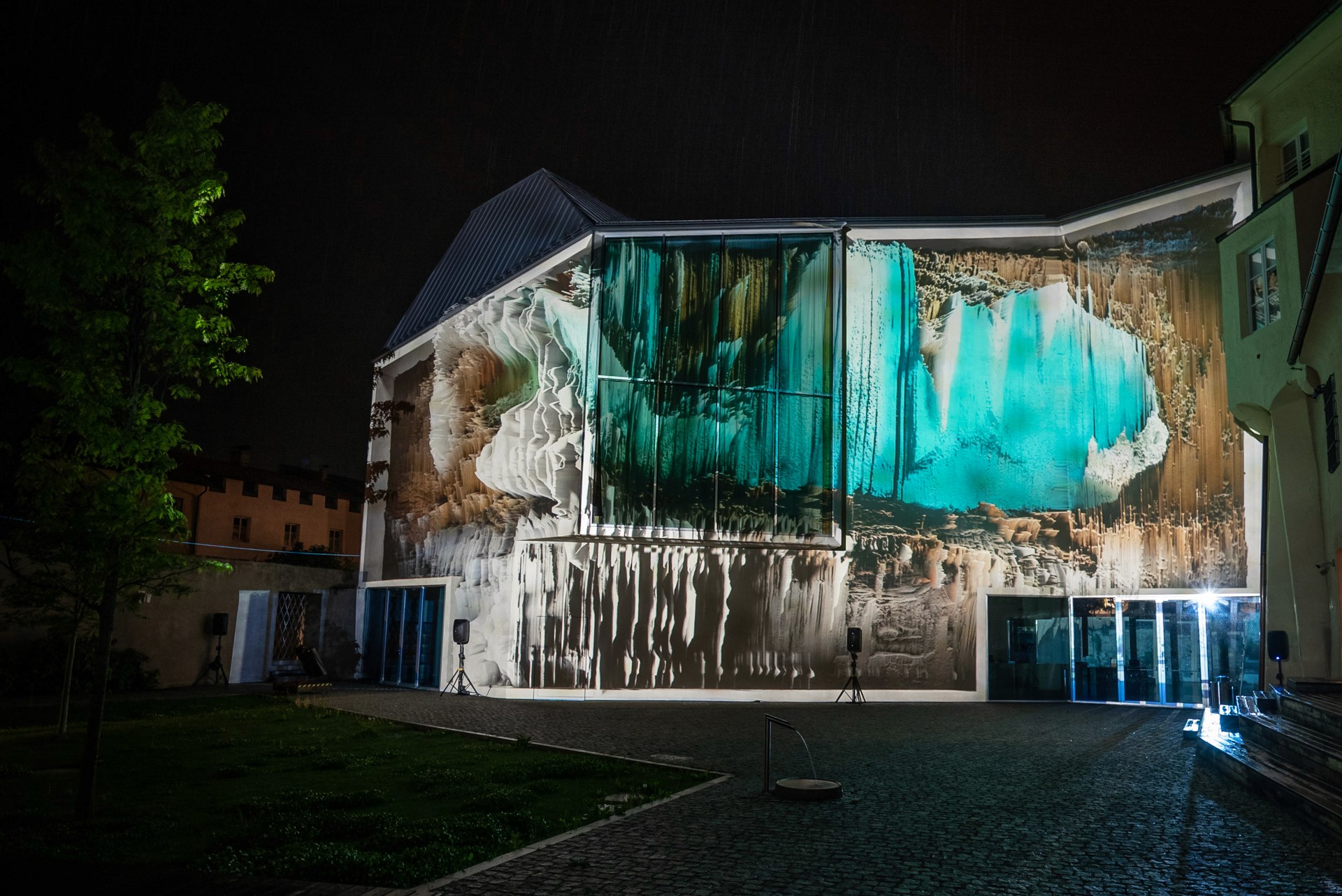 Strata - Foto of an architecture projection mapping