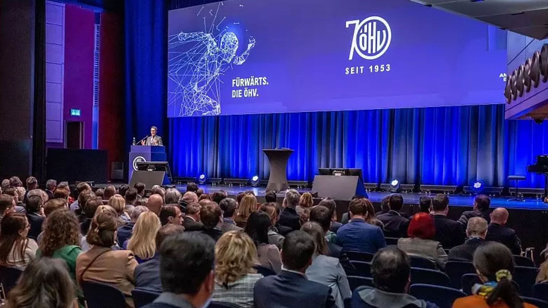 Bühne mit Zuschauern beim ÖHV-Kongress.