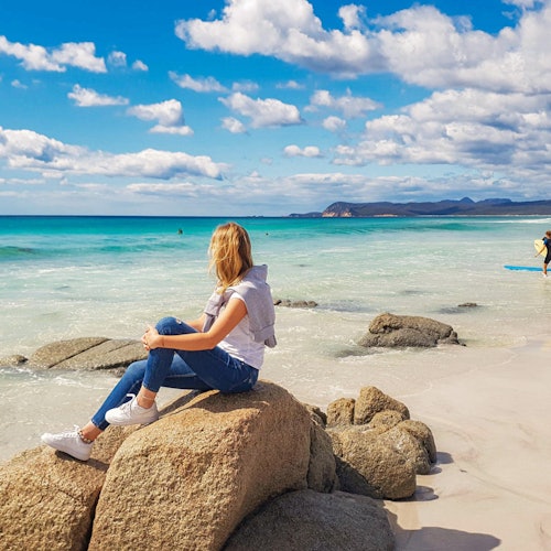 被友好海滩水的清澈所吸引