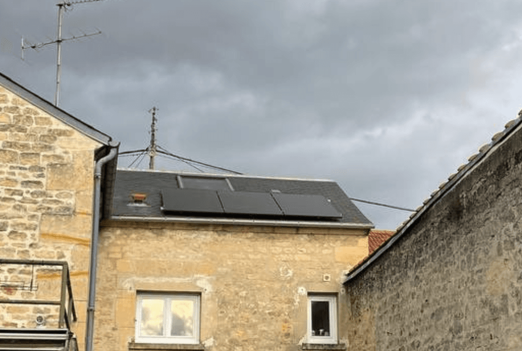 Photo d'une maison à Saint-Leu-d'Esserent en France équipée de panneaux photovoltaïques dont l'installation a été faite par Solarock.