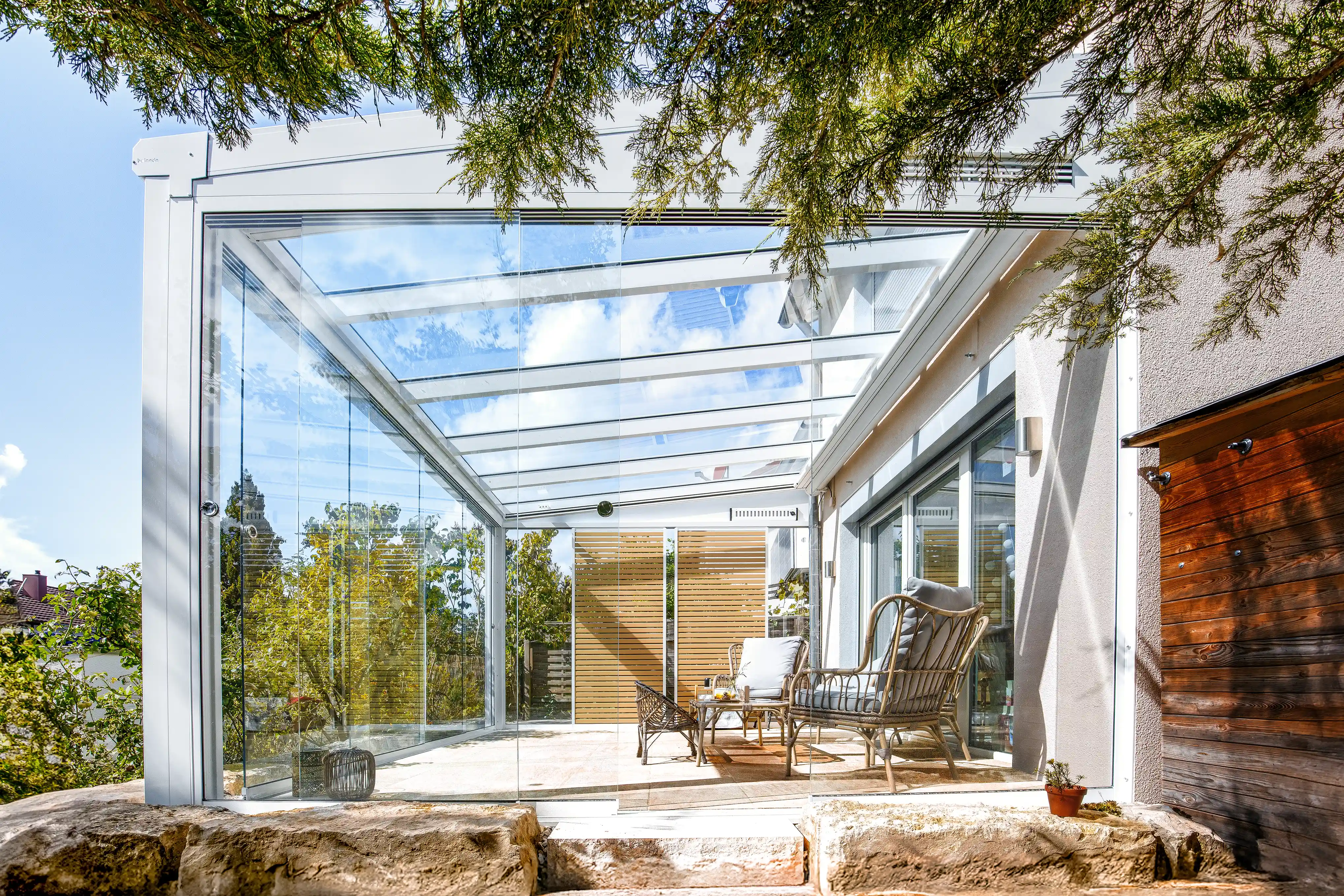 Seitenaufnahme in den Wintergarten mit Blick auf die Designelemente