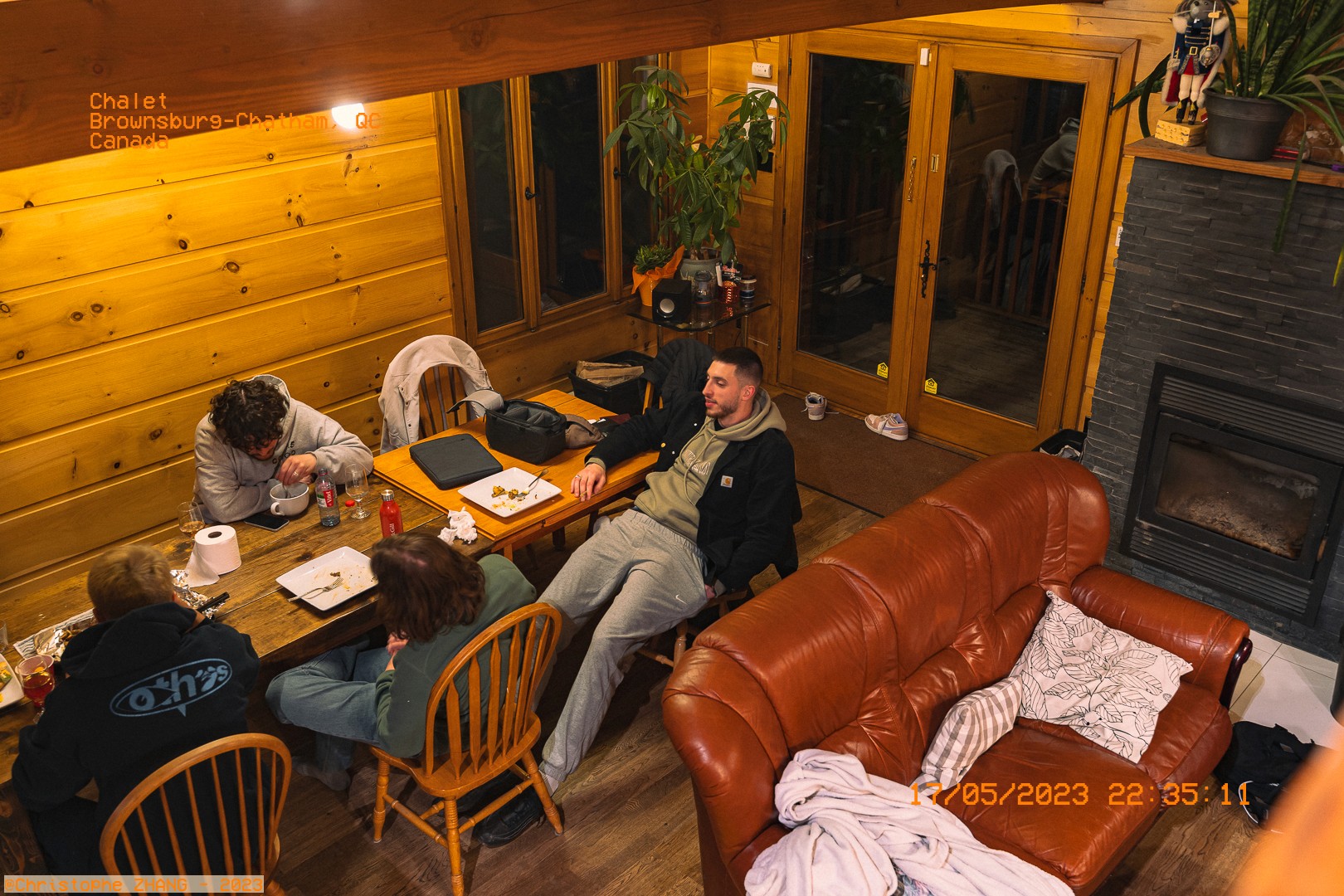 Intérieur d'un chalet en bois avec des amis partageant un moment de détente