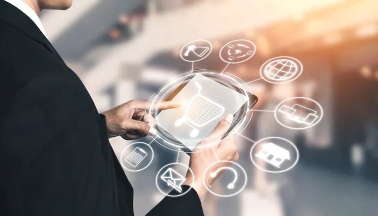 Figura masculina interagindo com tecnologia através de um tablet