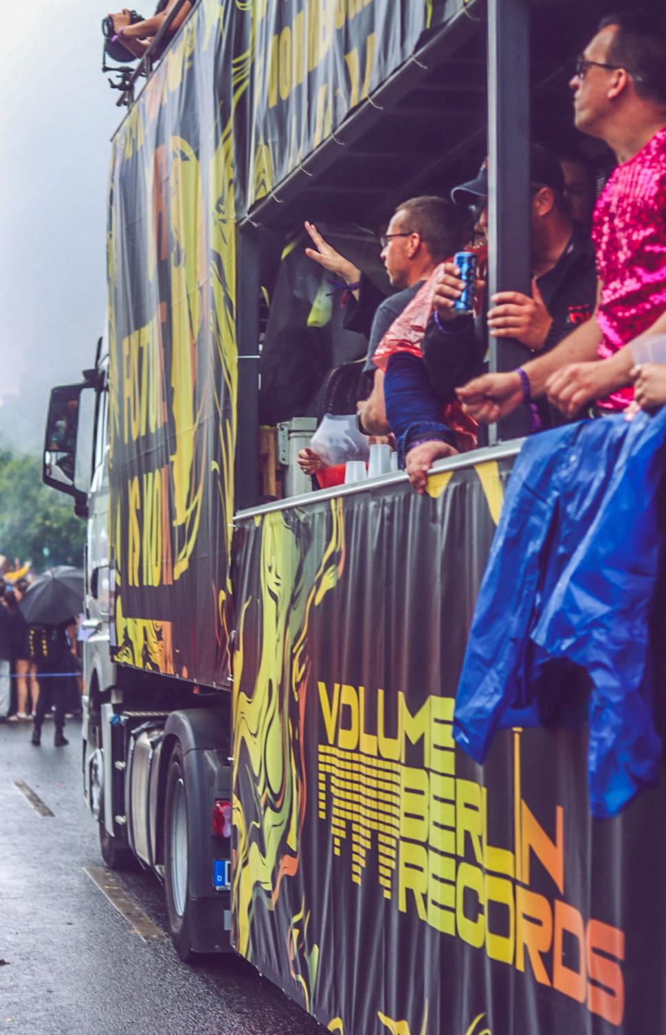 Detailansicht der gestalteten LKW-Plane 2025 mit tanzendem Publikum