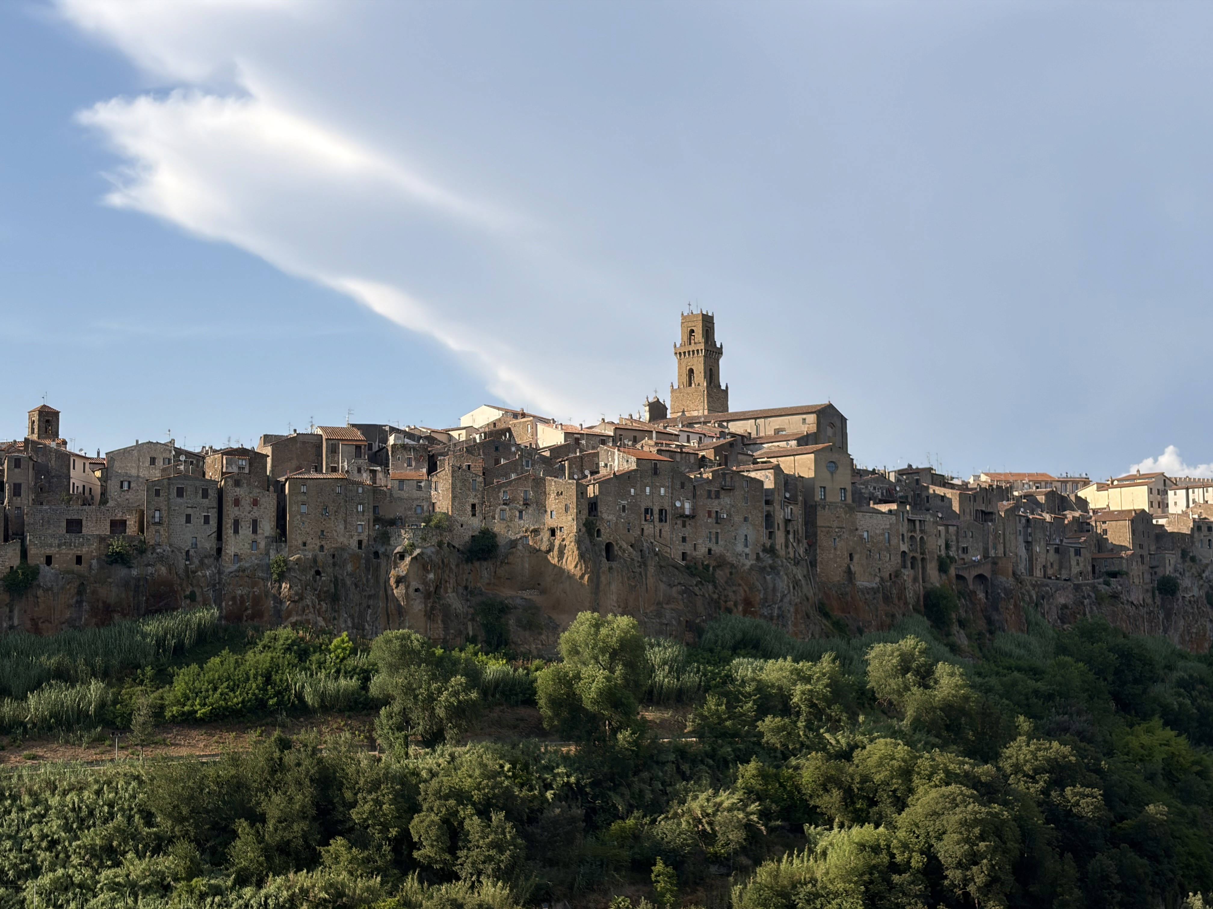 Panorama di Pitigliano, la città del tufo in Maremma Toscana, provincia di Grosseto, con le case a picco sulla rupe e la torre campanaria