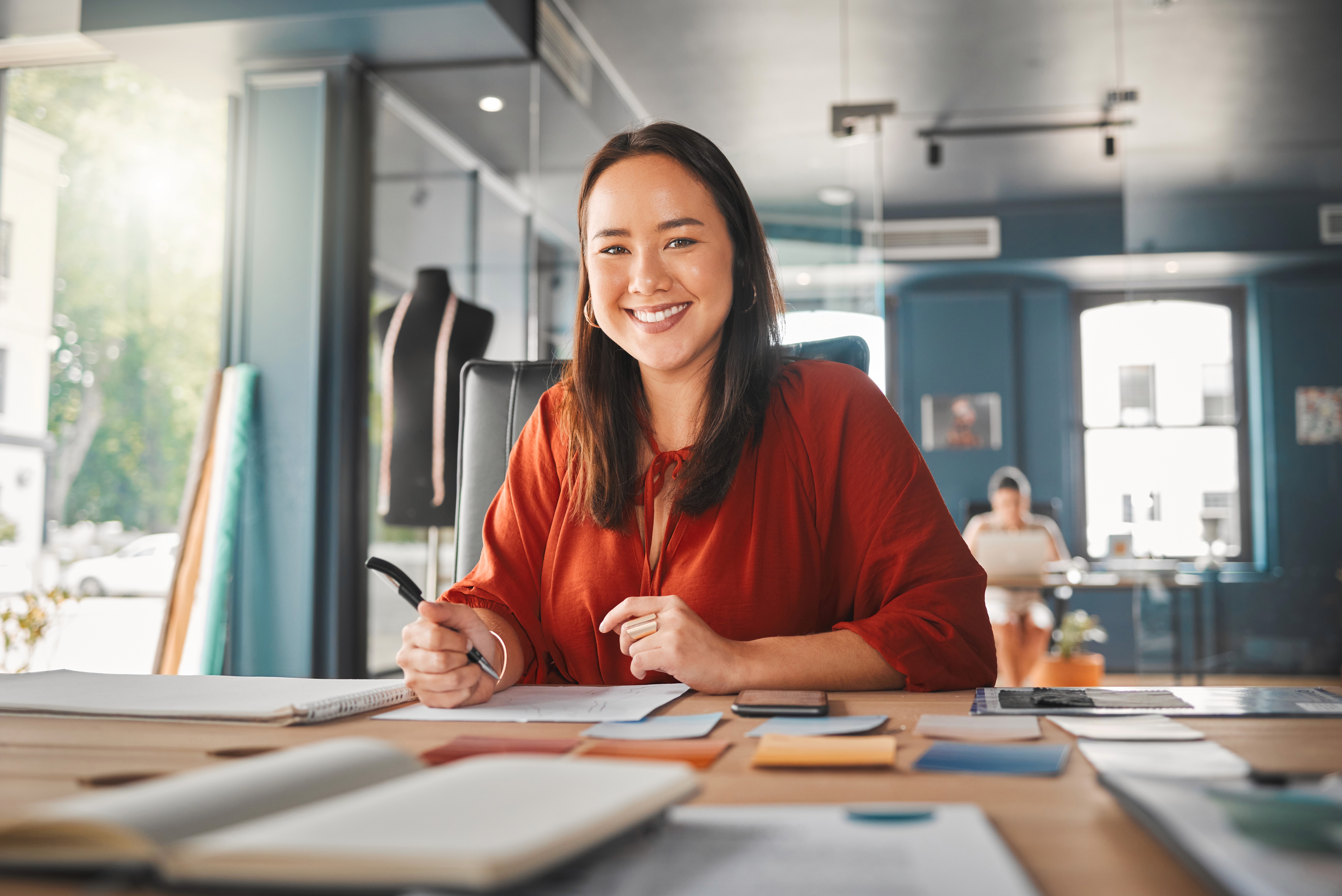 Femme planifiant un atelier de design thinking dans une agence