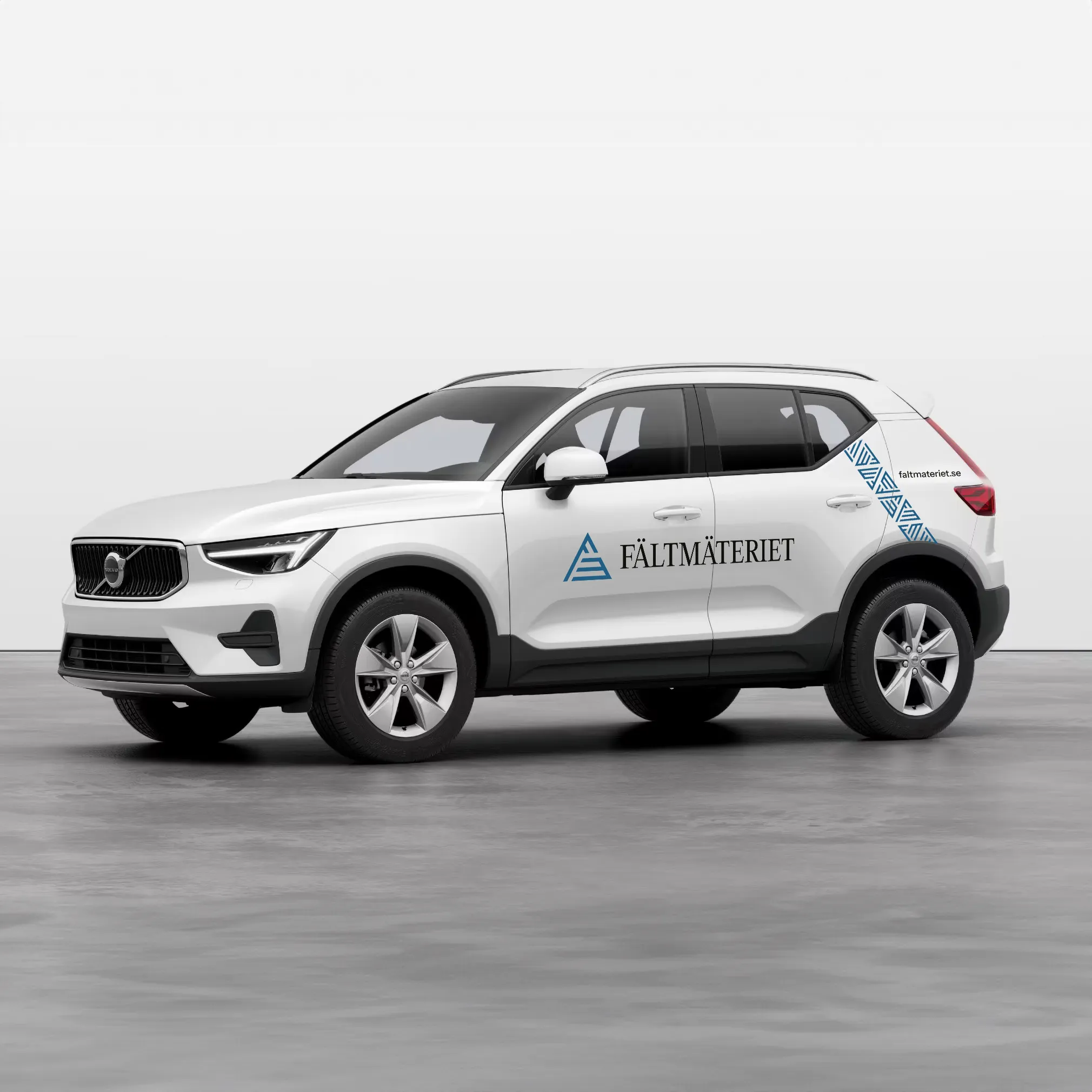 En Volvo XC40 med Fältmäteriets logotyp