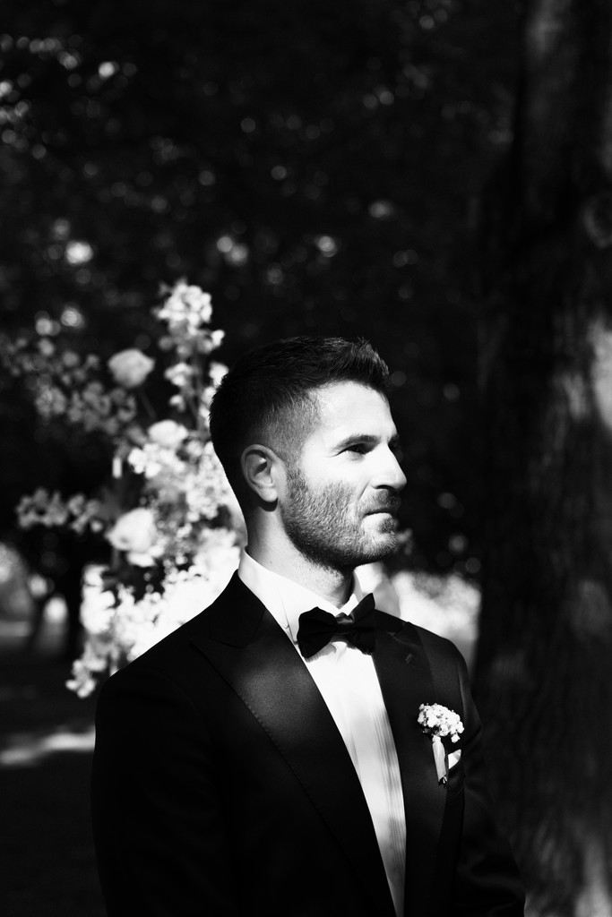 Ritratto sposo Giorgio in smoking in bianco e nero - matrimonio Rebecca e Giorgio a Villa La Favorita