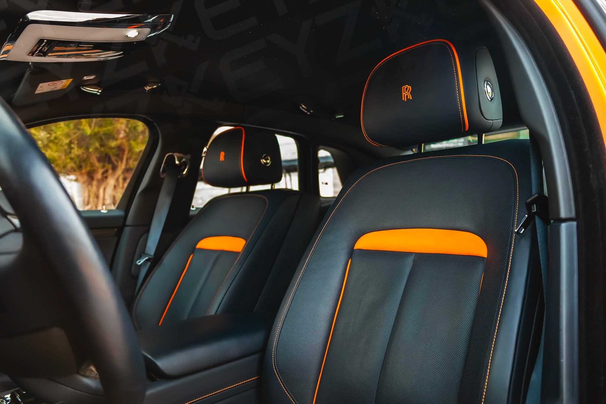 Sièges en cuir Noir et orange Rolls Royce Ghost black badge orange – Location voiture de luxe à Dubaï | Keyz Rent