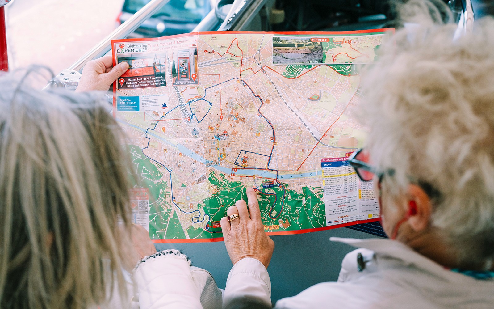ผู้คนกำลังดูแผนที่รถบัส hop-on hop-off ของเมืองตูริน