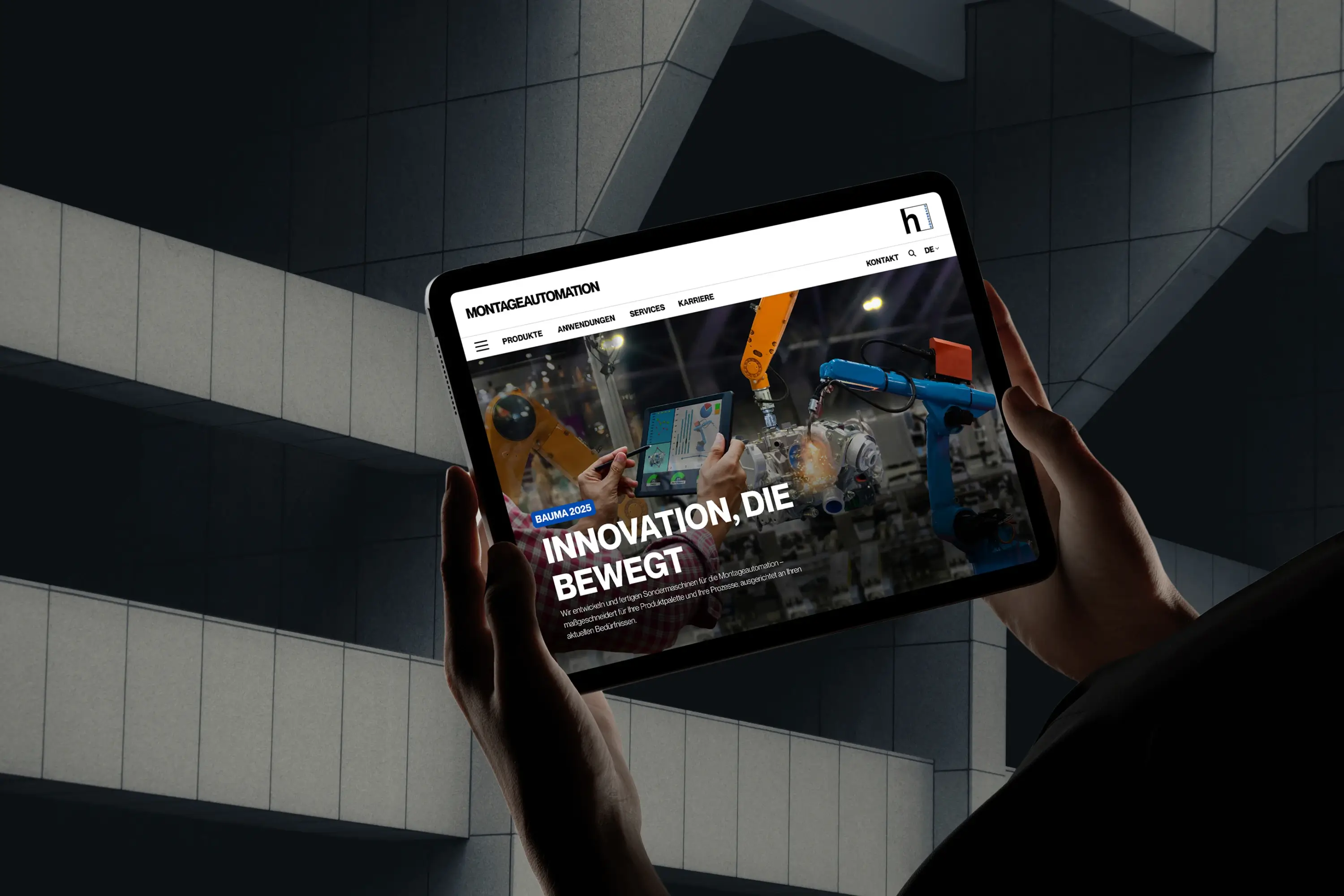 Tablet in den Händen mit einer Website im Screen