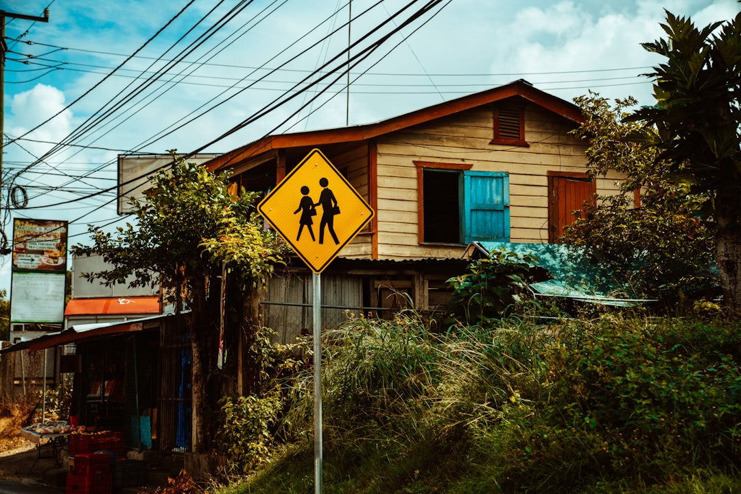 red and white star signage