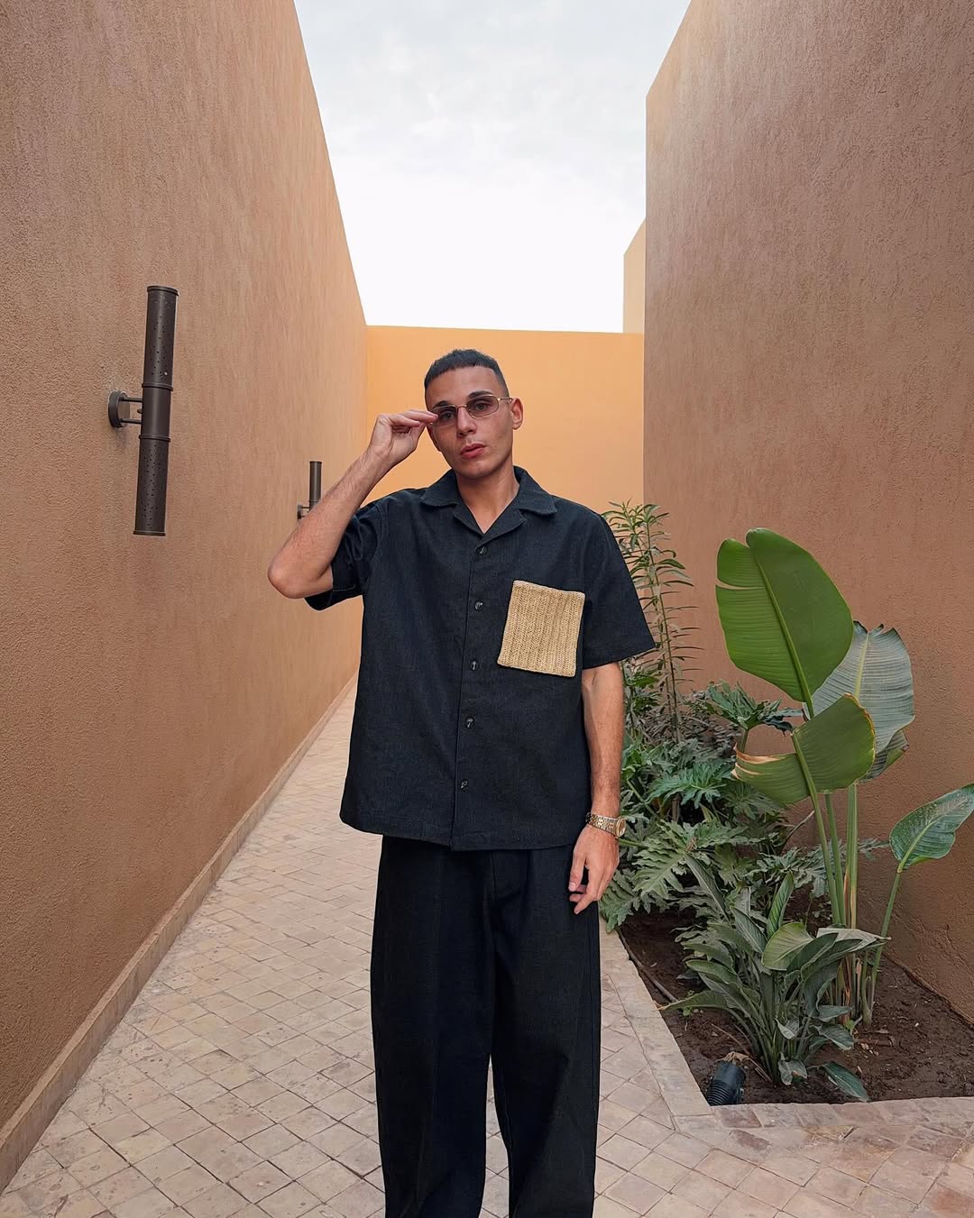 Jules Pedretti dans une rue au maroc