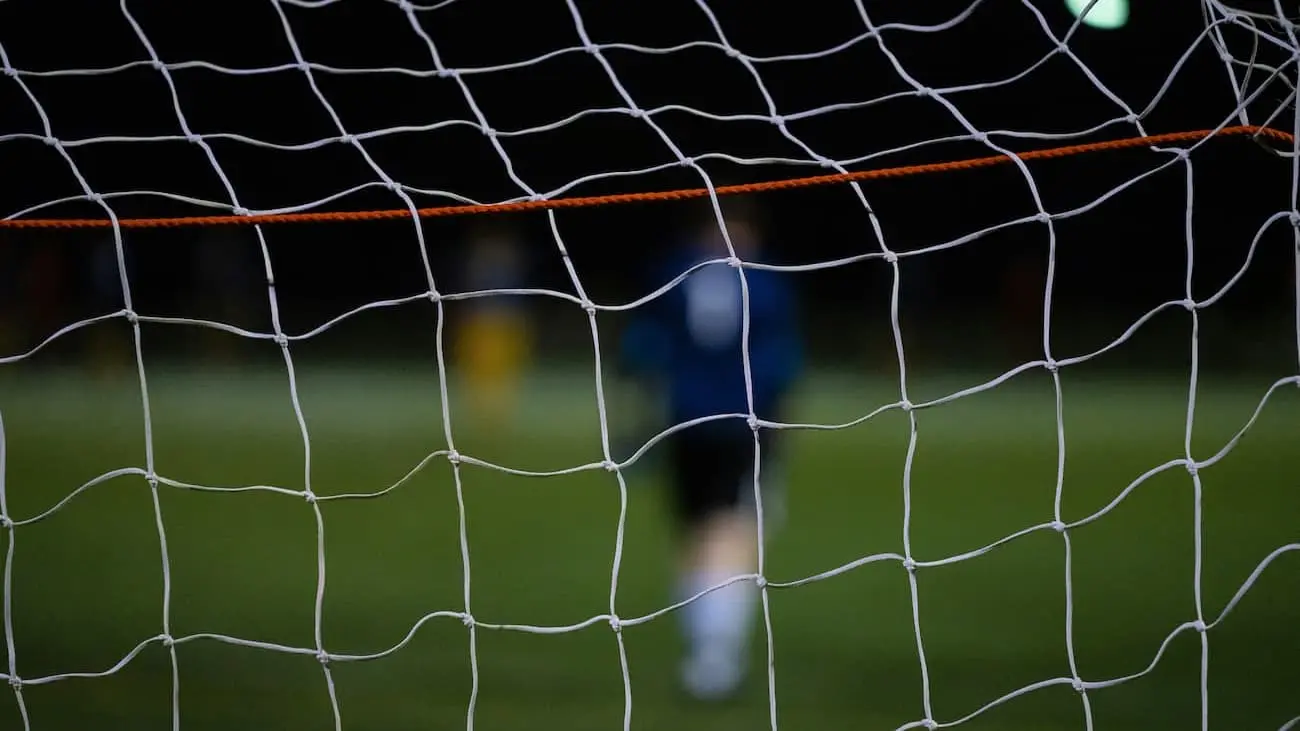 Close-up of a football goal during the Baller League final, symbolising the dynamism and energy of the indoor football tournaments that bring together young talents and football enthusiasts.