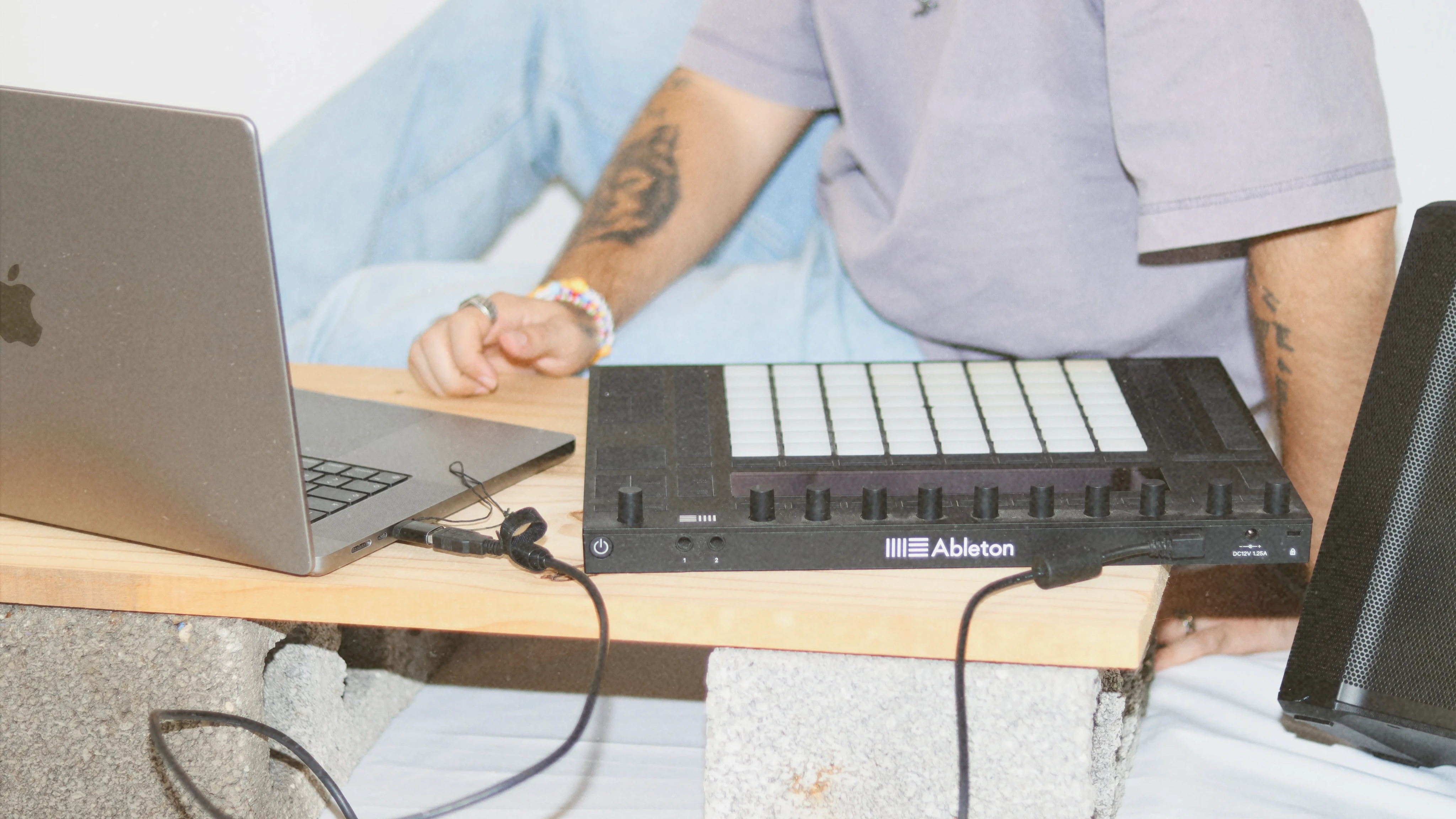 Equipo de producción musical con laptop MacBook y Ableton Push