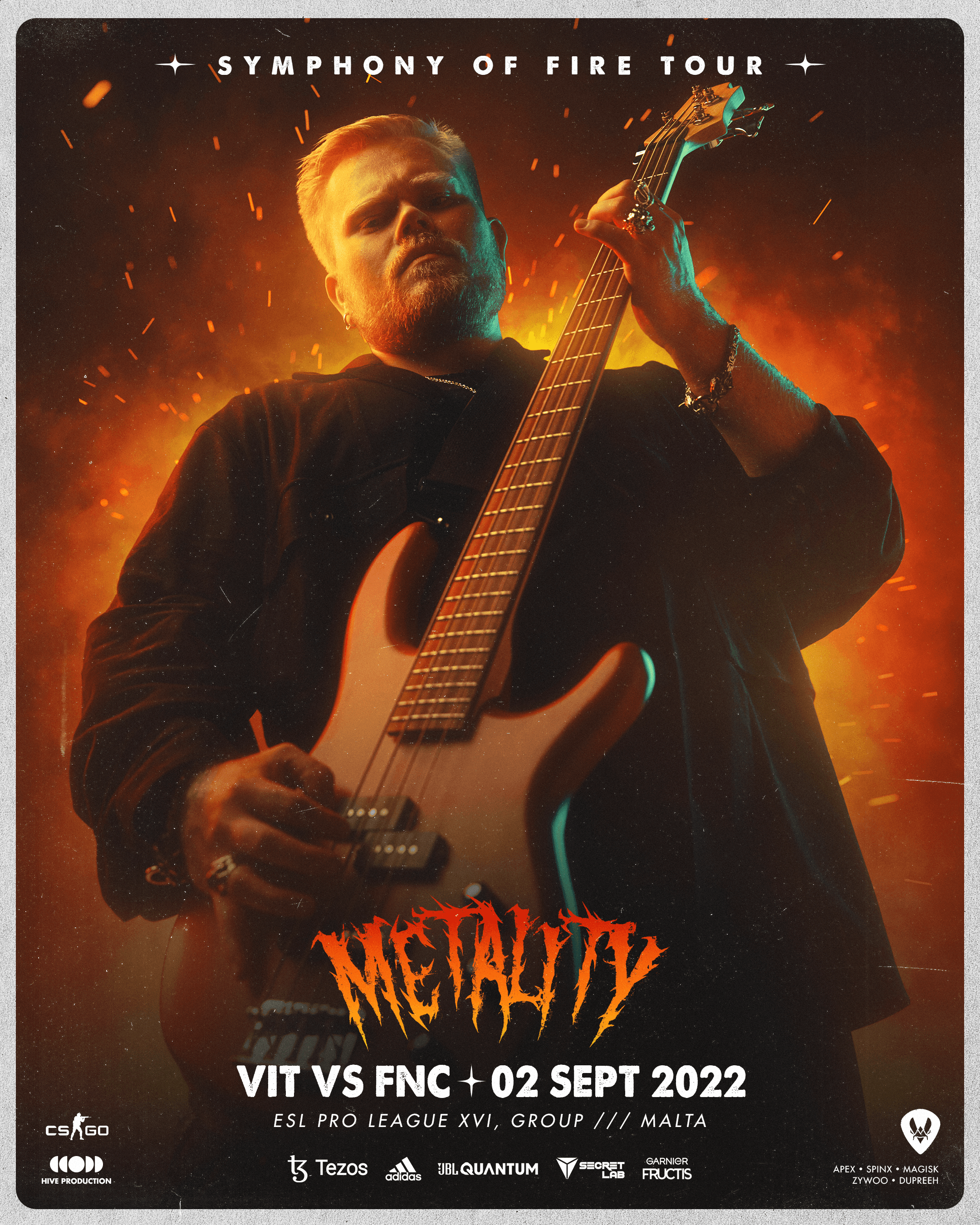 Visuel du projet Metality : Un homme jouant de la guitare basse sur un fond rouge et orange semblable à du feu, dans le style d'une affiche de concert rock, logo Metality en lettres rouges et oranges enflammées, puis en blanc "VIT vs FNC * 2 SEPT 2022", logos des sponsors en blanc en dessous, titre de l'affiche en blanc en haut "Symphony on fire tour"