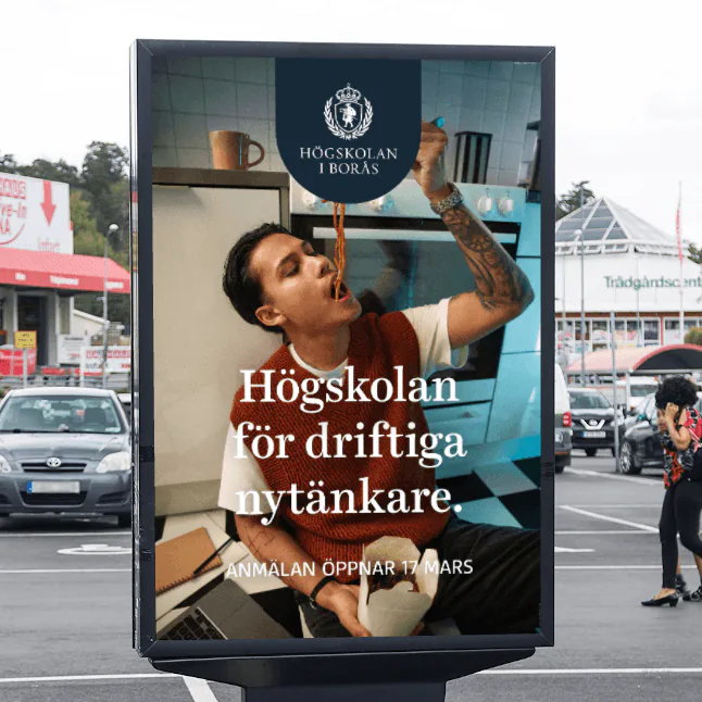 Affisch vid en parkering med texten Högskolan för driftiga nytänkare