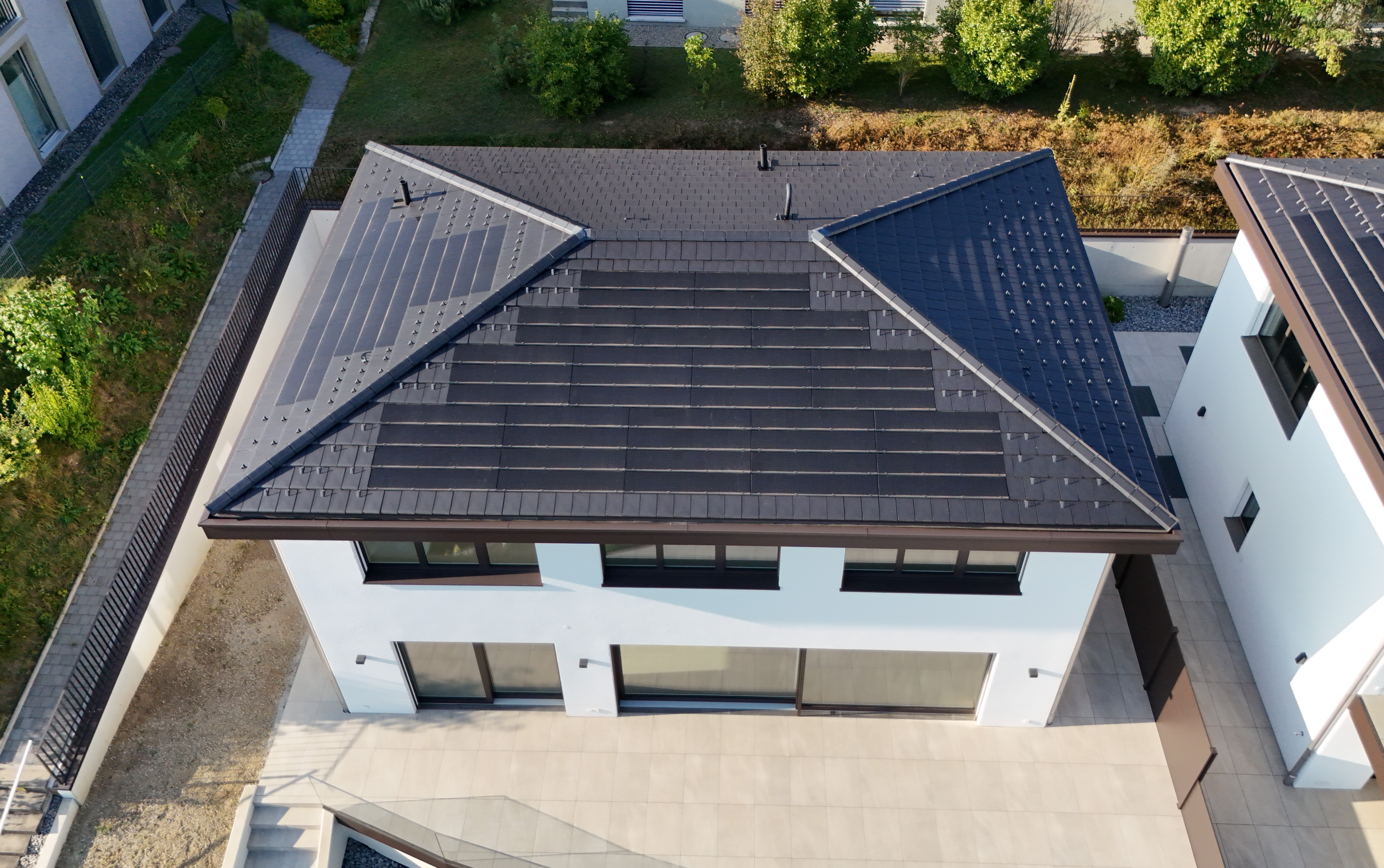 Vista Montana 32 – Einfamilienhaus mit Solaranlage aus der Vogelperspektive