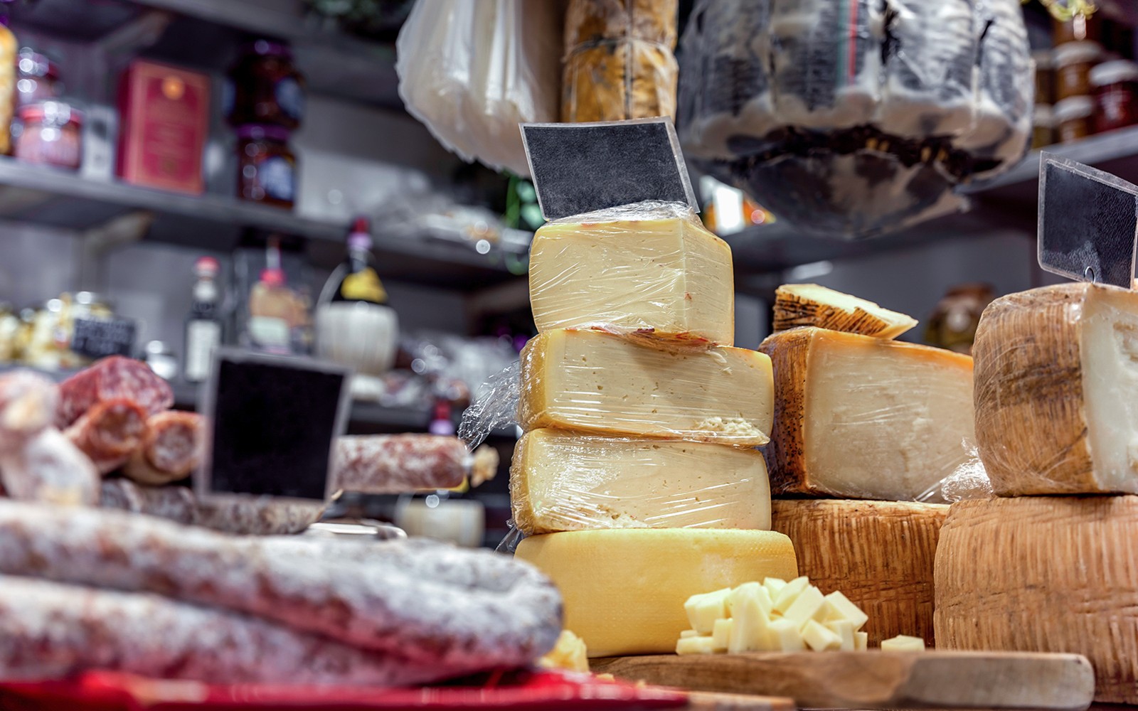 Pokaz serów i wędlin podczas zorganizowanej wycieczki kulinarnej we Florencji.