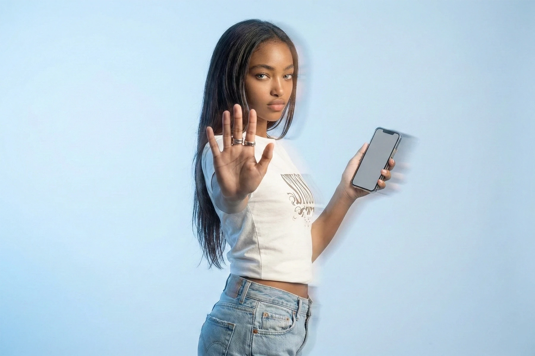 Professionelle Facebook Ads Agentur in Köln: Marketing-Expertin stoppt das Scrollen auf dem Smartphone – symbolisiert performante Instagram- & Meta-Werbekampagnen, die Aufmerksamkeit erzeugen und Verkäufe steigern.