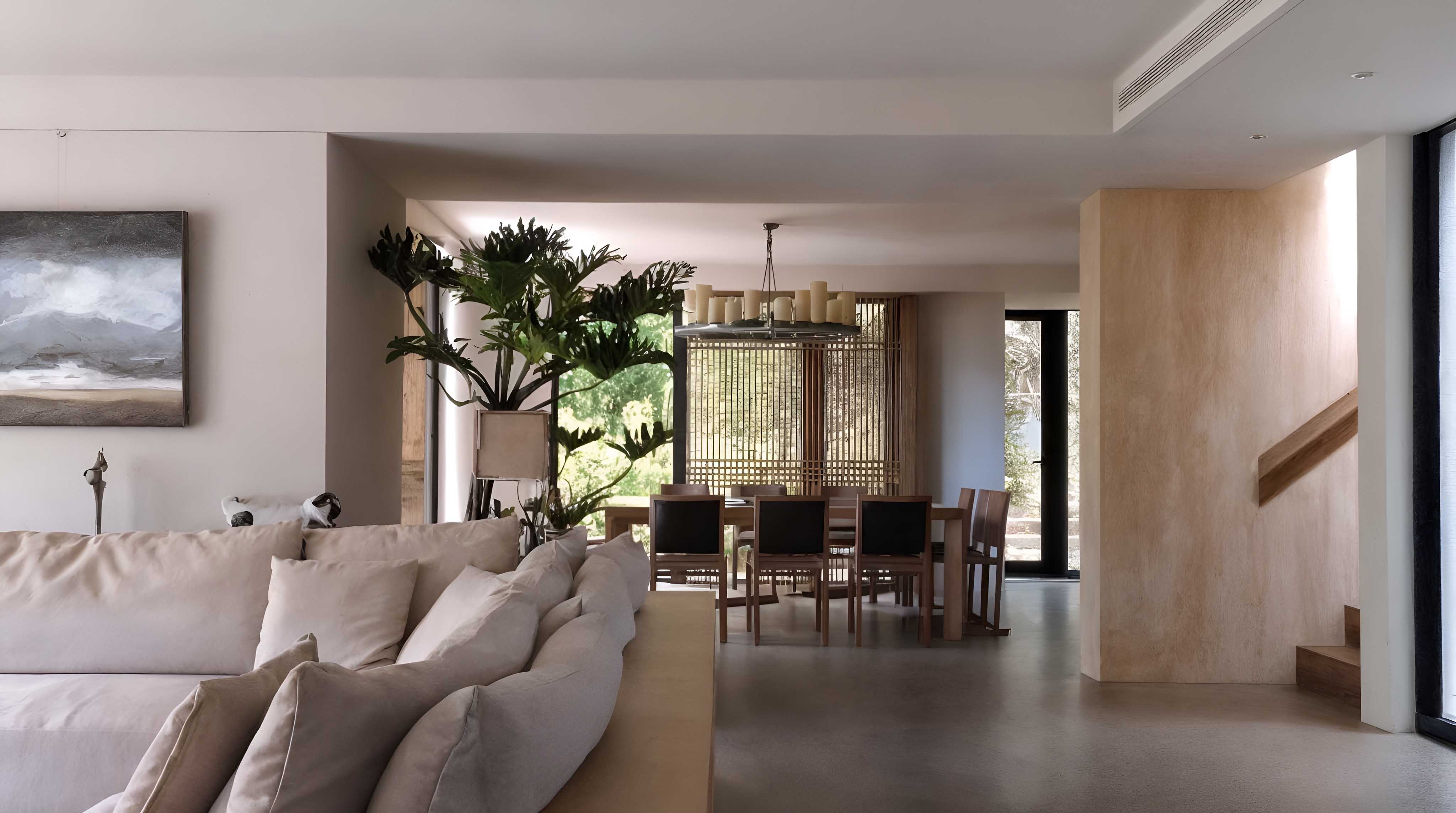 客廳與餐廳以開放式設計融合，米色沙發與木質餐桌搭配垂直格柵與室內植栽，呈現溫馨自然氛圍