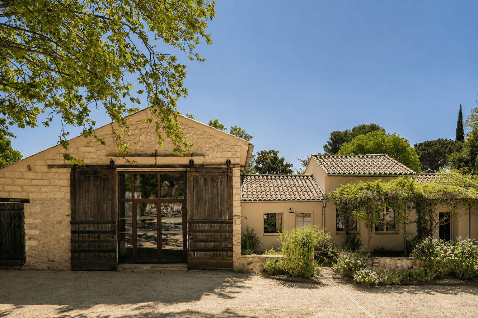 Ancien mas en pierre rénové en Occitanie, rénovation de mas languedocien, réhabilitation de ferme ancienne, architecture de caractère, patrimoine rural, bâtiment agricole transformé en habitation, rénovation de grange en pierre, domaine viticole rénové, cour intérieure méditerranéenne, architecture traditionnelle du Sud de la France, conservation des portes en bois anciennes, maçonnerie en pierre naturelle, façade en pierre apparente, rénovation du patrimoine bâti, architecture contemporaine intégrée à l'ancien, extension discrète, restauration de mas provençal, rénovation de maison de campagne, demeure de caractère, architecture authentique, matériaux naturels, pierre locale, chaux, architecture durable, rénovation énergétique du bâti ancien, transformation d'un mas en maison familiale, rénovation de propriété de prestige, architecte spécialisé en rénovation de mas, architecte patrimoine, architecte rénovation maison en pierre, architecte Montpellier, architecte Hérault, architecte Occitanie, rénovation de mas à Montpellier, rénovation de domaine viticole, réhabilitation de bâtiment ancien, Karbone Architectes, architecture sur mesure, valorisation du patrimoine, rénovation respectueuse de l'existant, maison ancienne rénovée avec caractère.