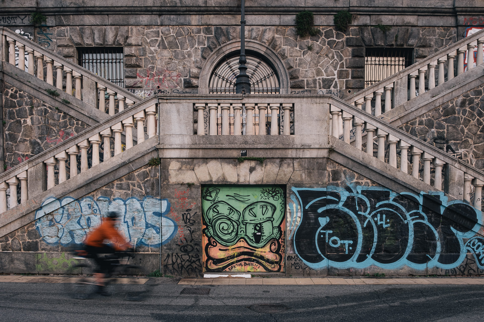 Foto che riprende un ciclista che percorre una strada di Torino centro
