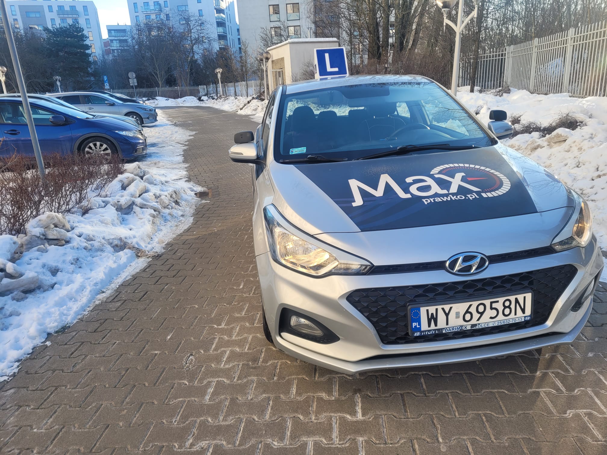 Samochód w ruchu w szkole nauki jazdy OSK You Can Drive w Rzeszowie.