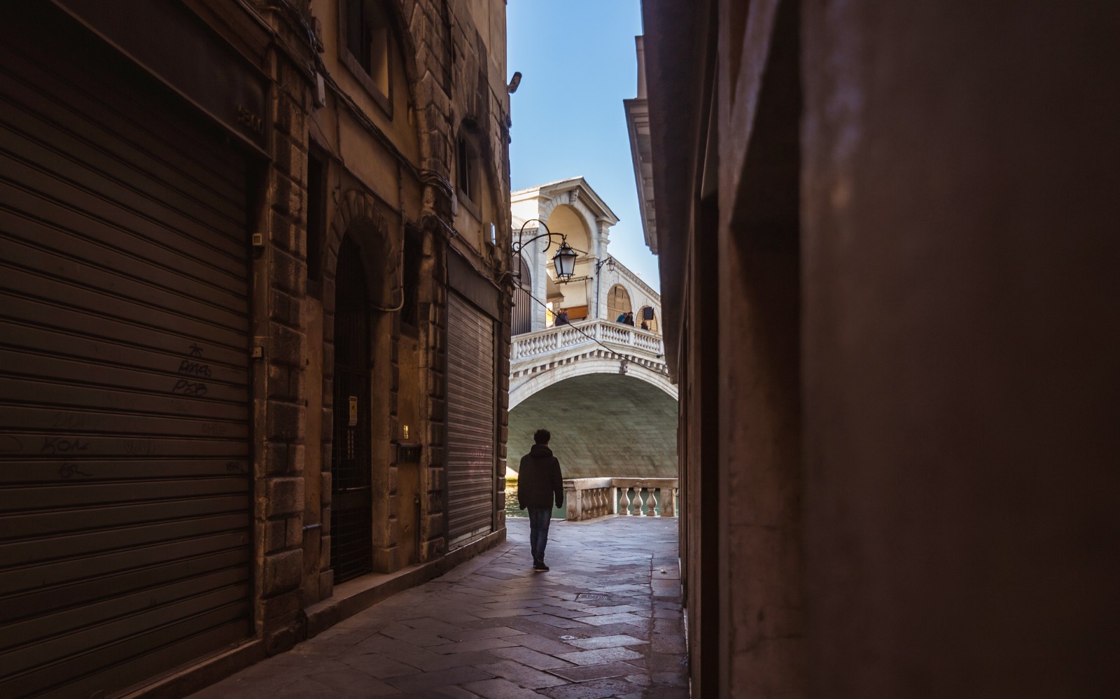 Gondol på Venedigs kanaler med turister, en del af guidet gåtur med spring-køen-over adgang.
