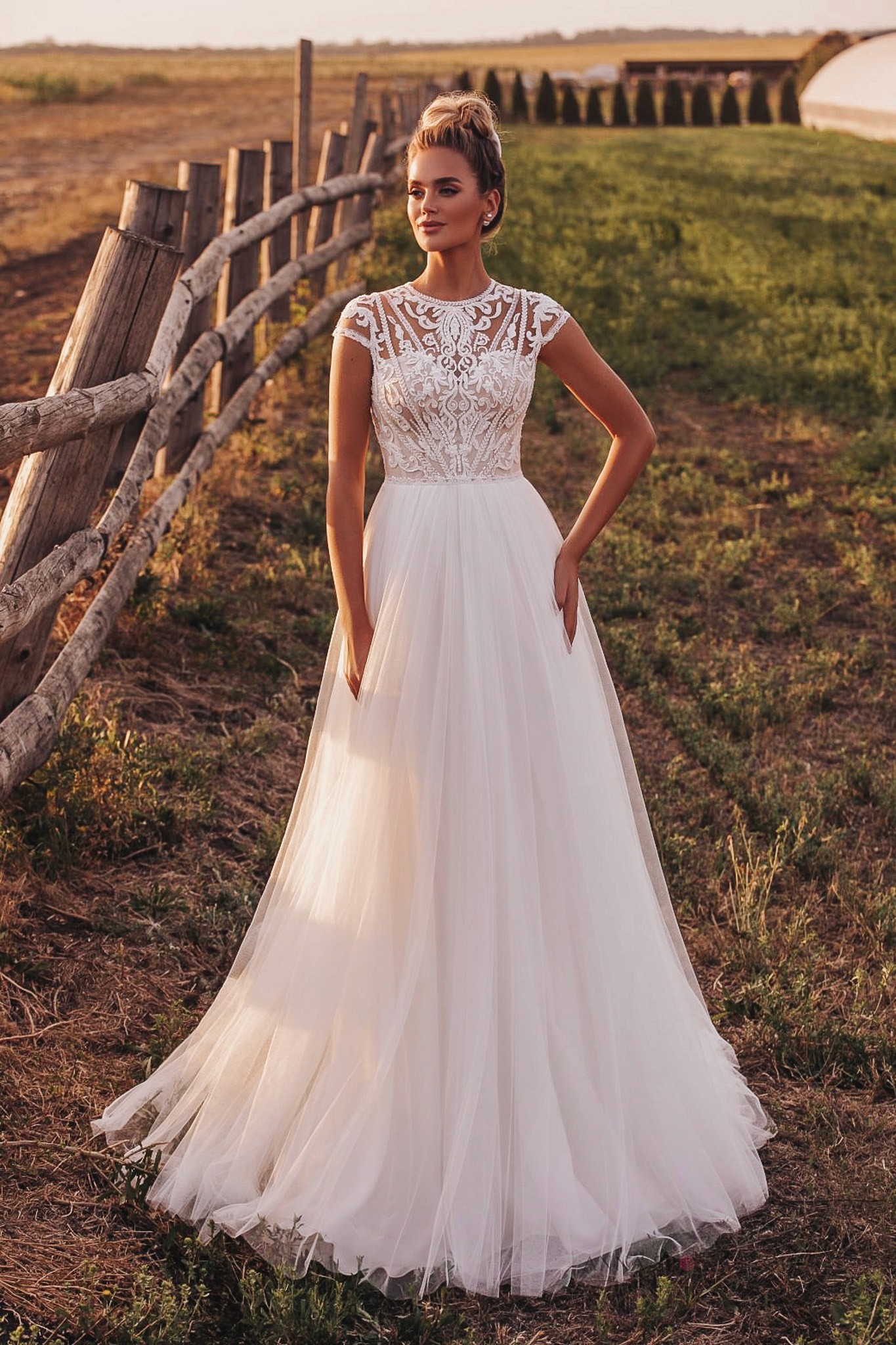 Hochzeitskleid mit hohen Spitzenausschnitt und fließendem Rock