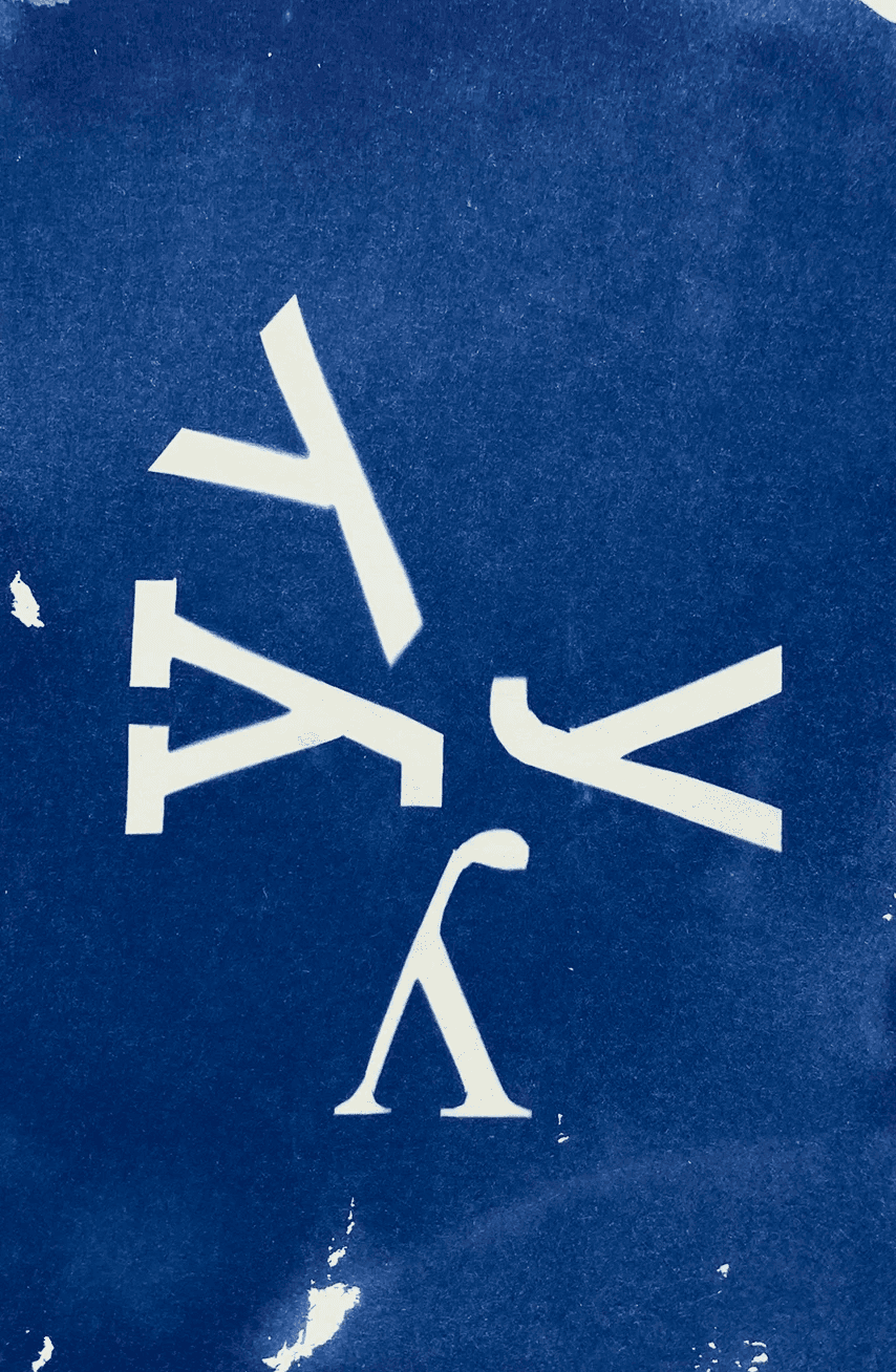 : Blaudruck-Design mit Times New Roman Buchstaben: Spiel mit Positiv- und Negativformen in der analogen Fotografie.