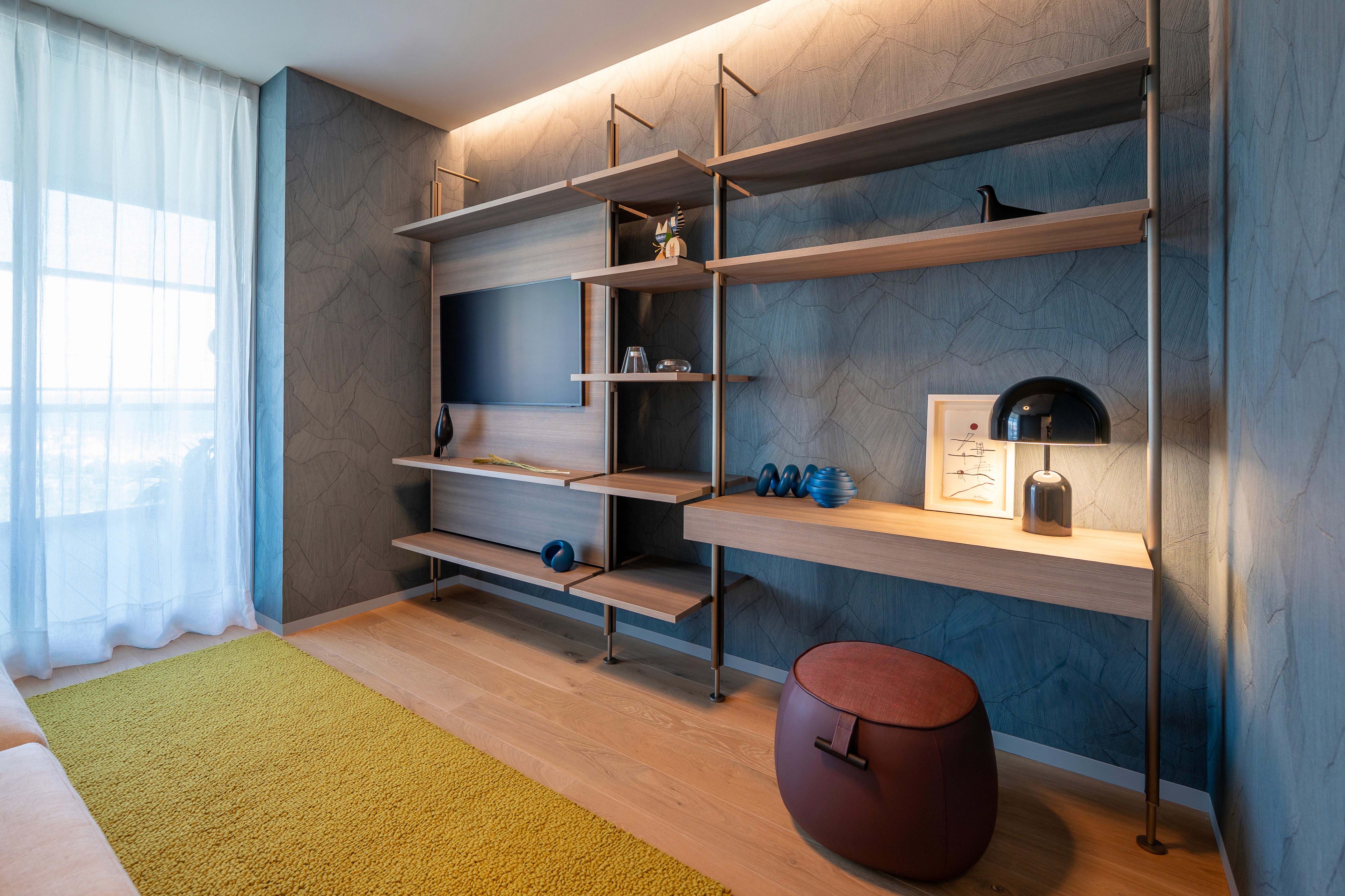 Sala de TV y estantería en tonos oscuros