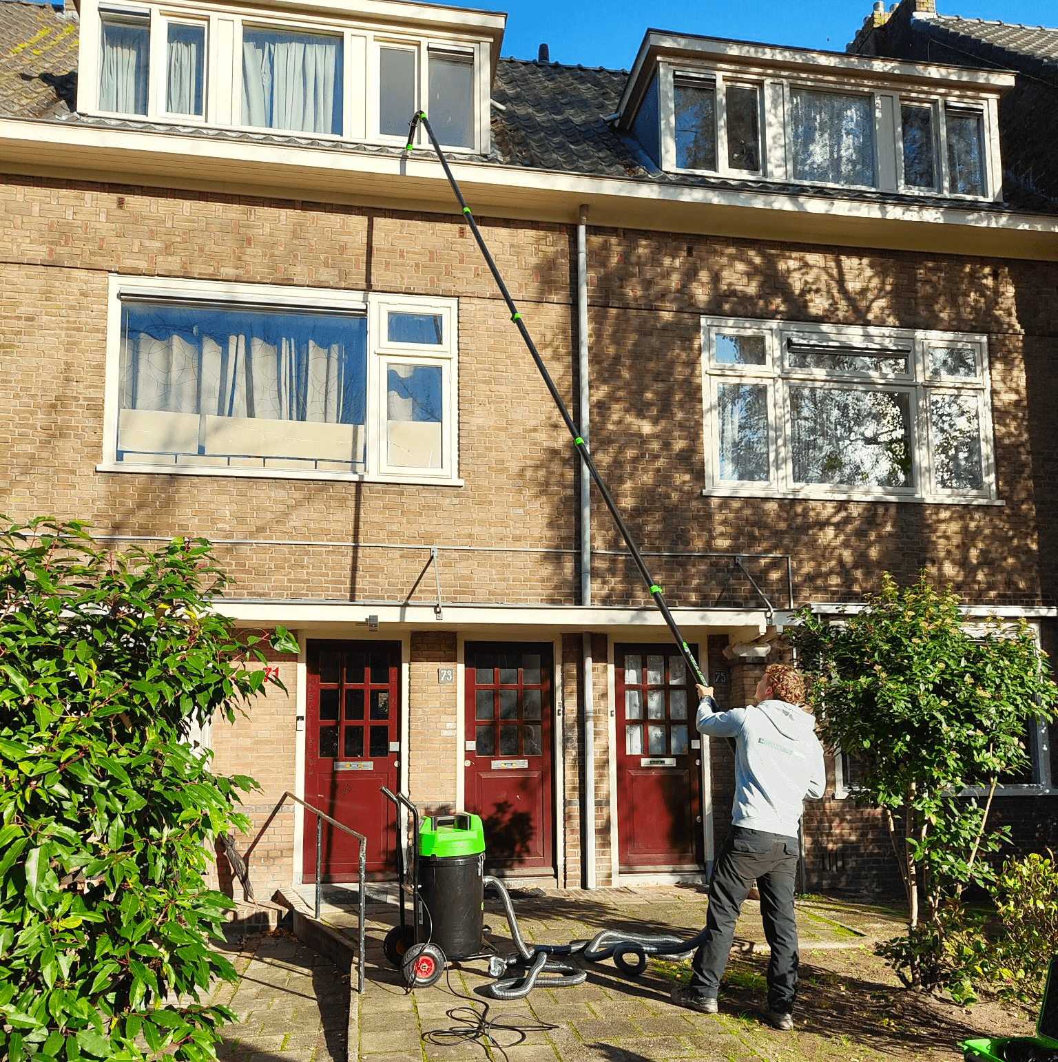 Holland Goot monteur maakt dakgoot schoon