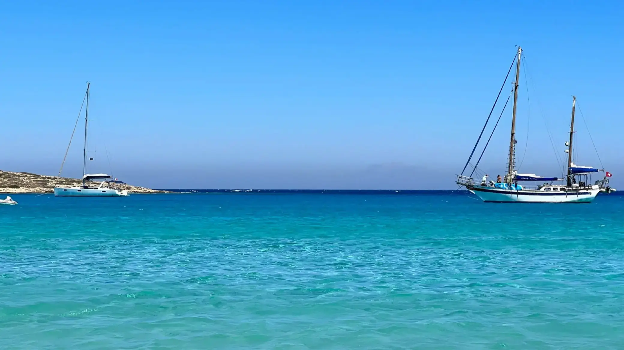 Bateaux au mouillage dans les eaux turquoise des Petites Cyclades