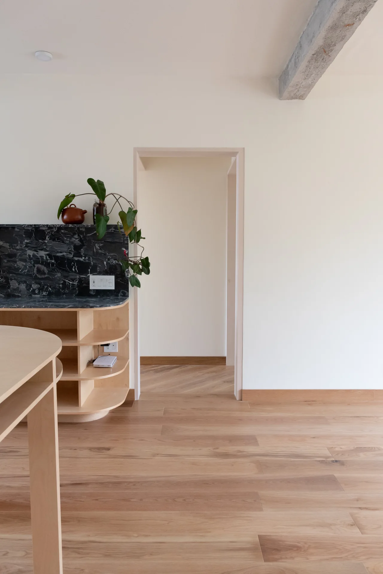 Extremo de la isla de cocina junto al paso hacia otra habitación
