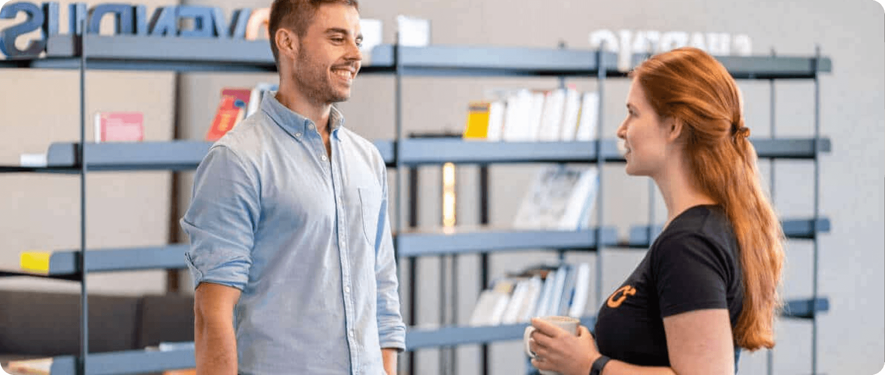 Two working students chatting in the Sovendus office