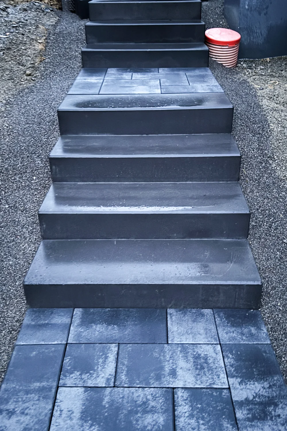 Moderne Außentreppe mit Pflasterung