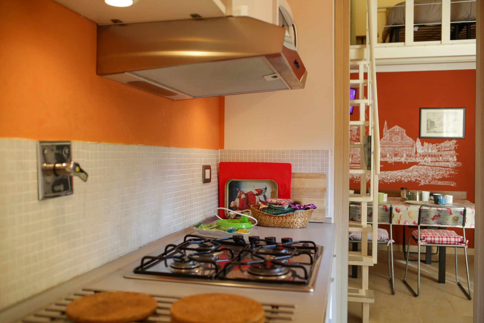 Immagine della cucina con vista sul salotto