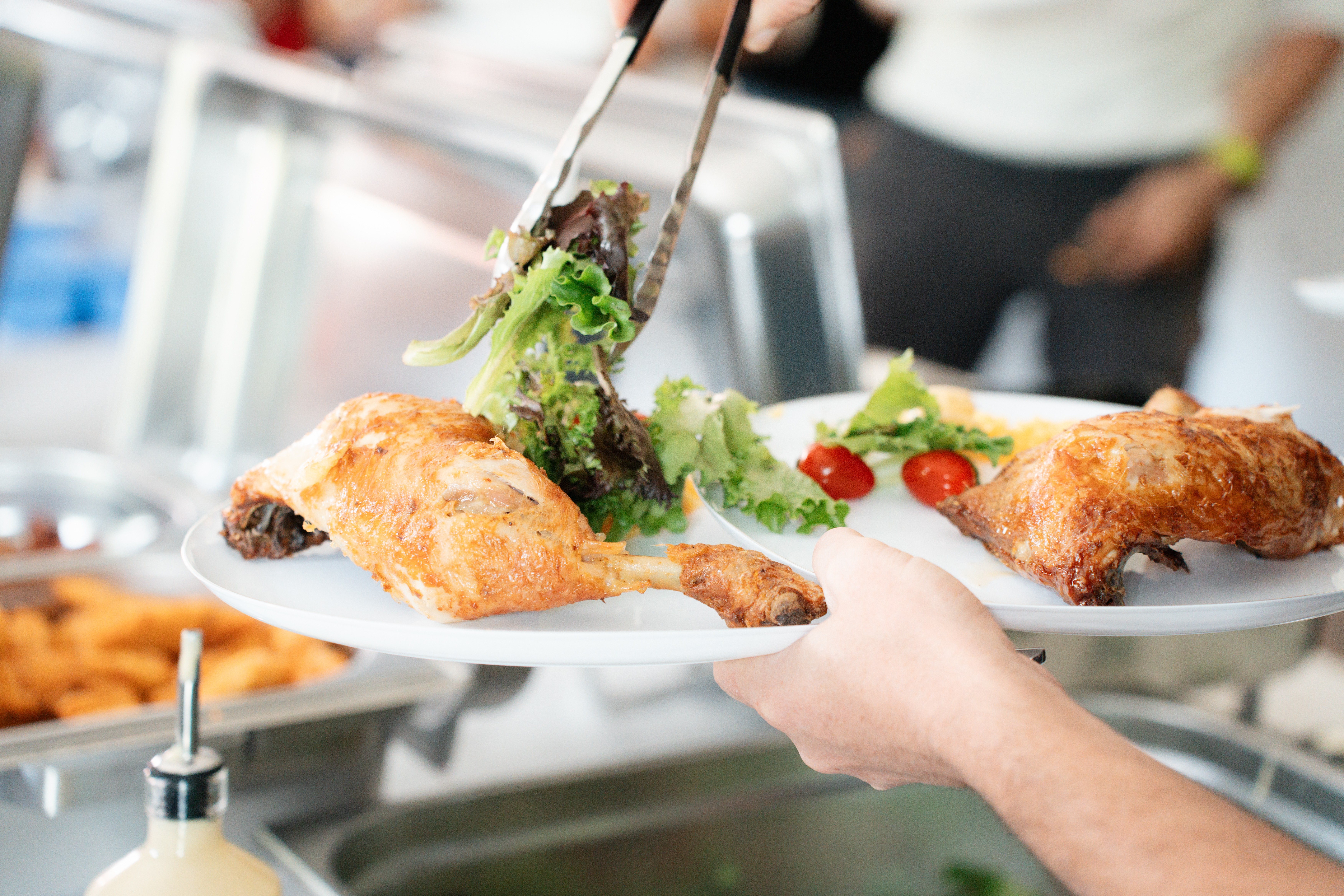 Poulet rôti servi