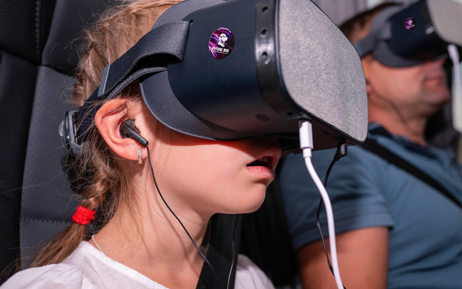 Kind mit VR-Headset auf der Future Bus Tour in Wien.