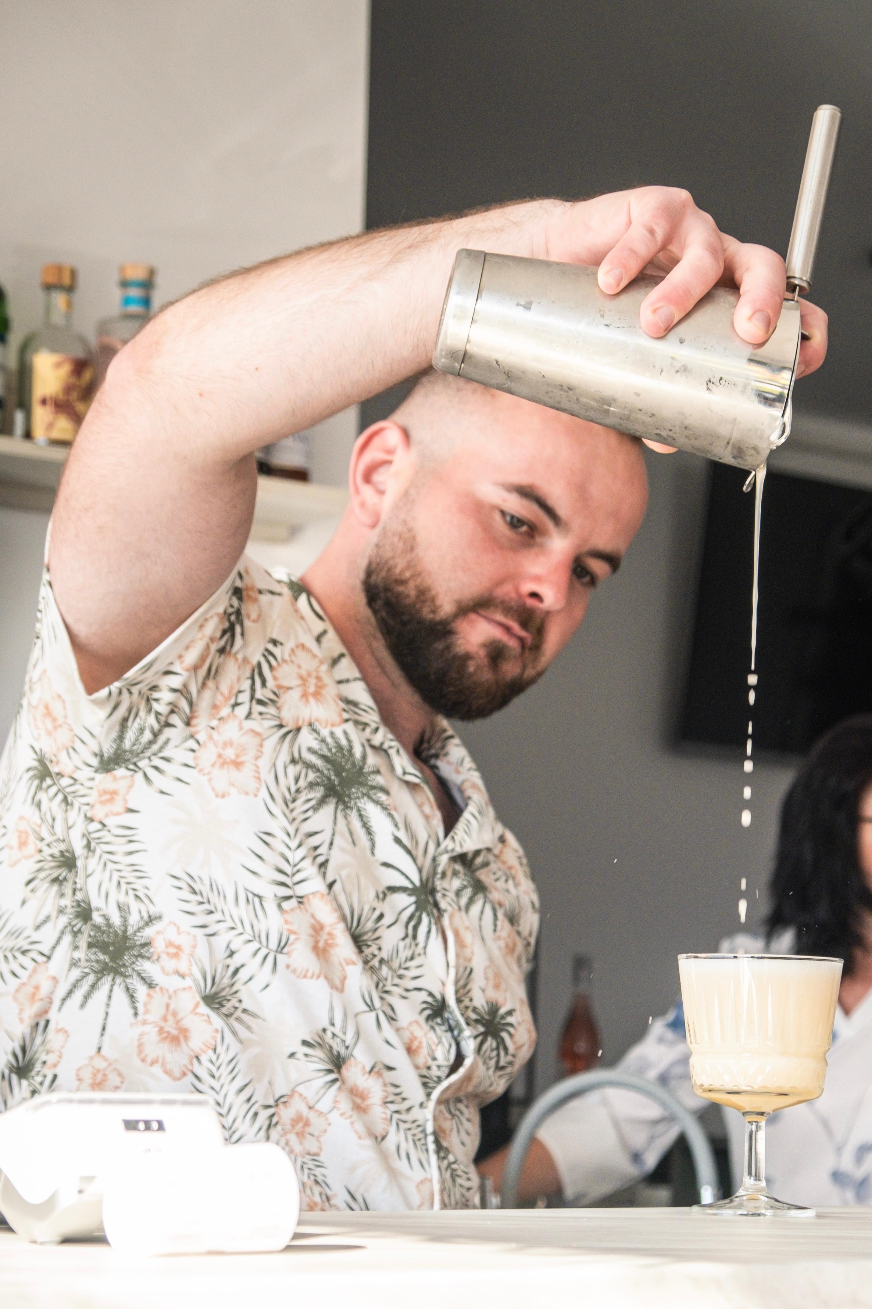 Mixolog Vizavi în acțiune la barul mobil din Brașov, servind cocktailuri artizanale și contribuind la o experiență vibrantă pentru invitați.