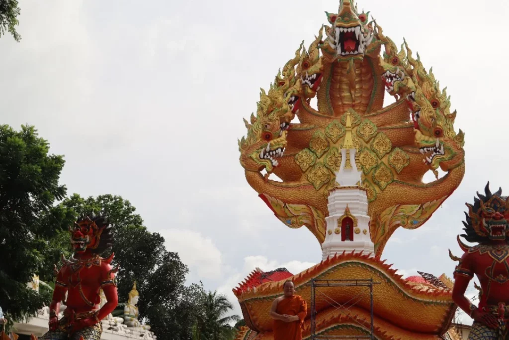 5 พิกัดขอพรให้ขายดี!
สายมูสายธุรกิจห้ามพลาด - พญานาค 9 เศียร (วัดหัวดอน): เสริมโชค ค้าขายคล่องจากสายน้ำ